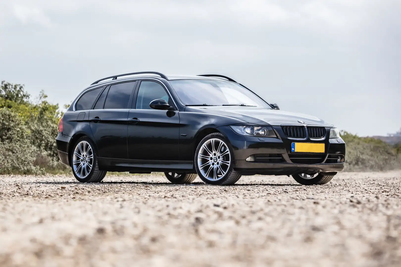 BMW 330 330xd High Executive Zwart - 1
