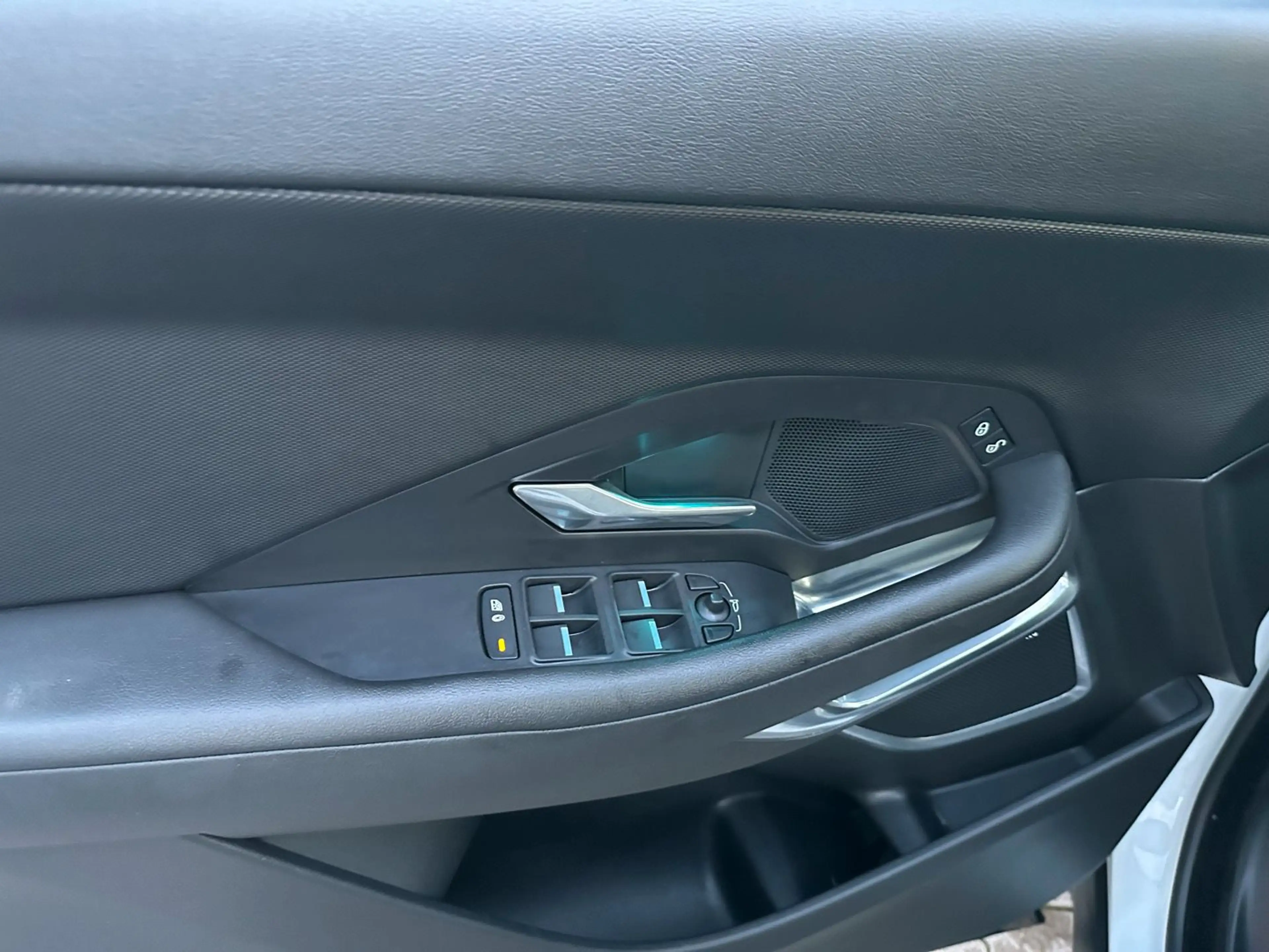 Jaguar E-Pace Basis AWD *AHK*NAVI*KAMERA*PDC*ACC*SHZ — photo 15