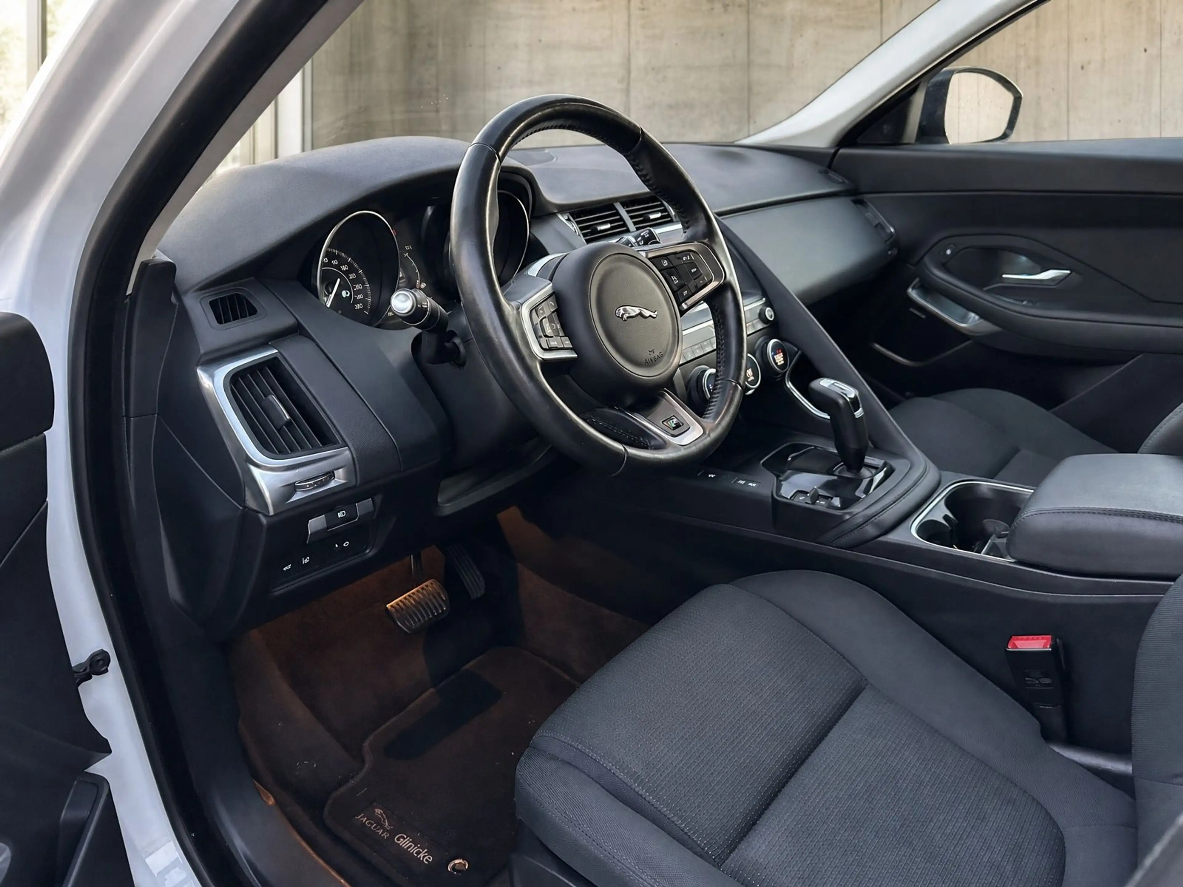 Jaguar E-Pace Basis AWD *AHK*NAVI*KAMERA*PDC*ACC*SHZ — photo 13