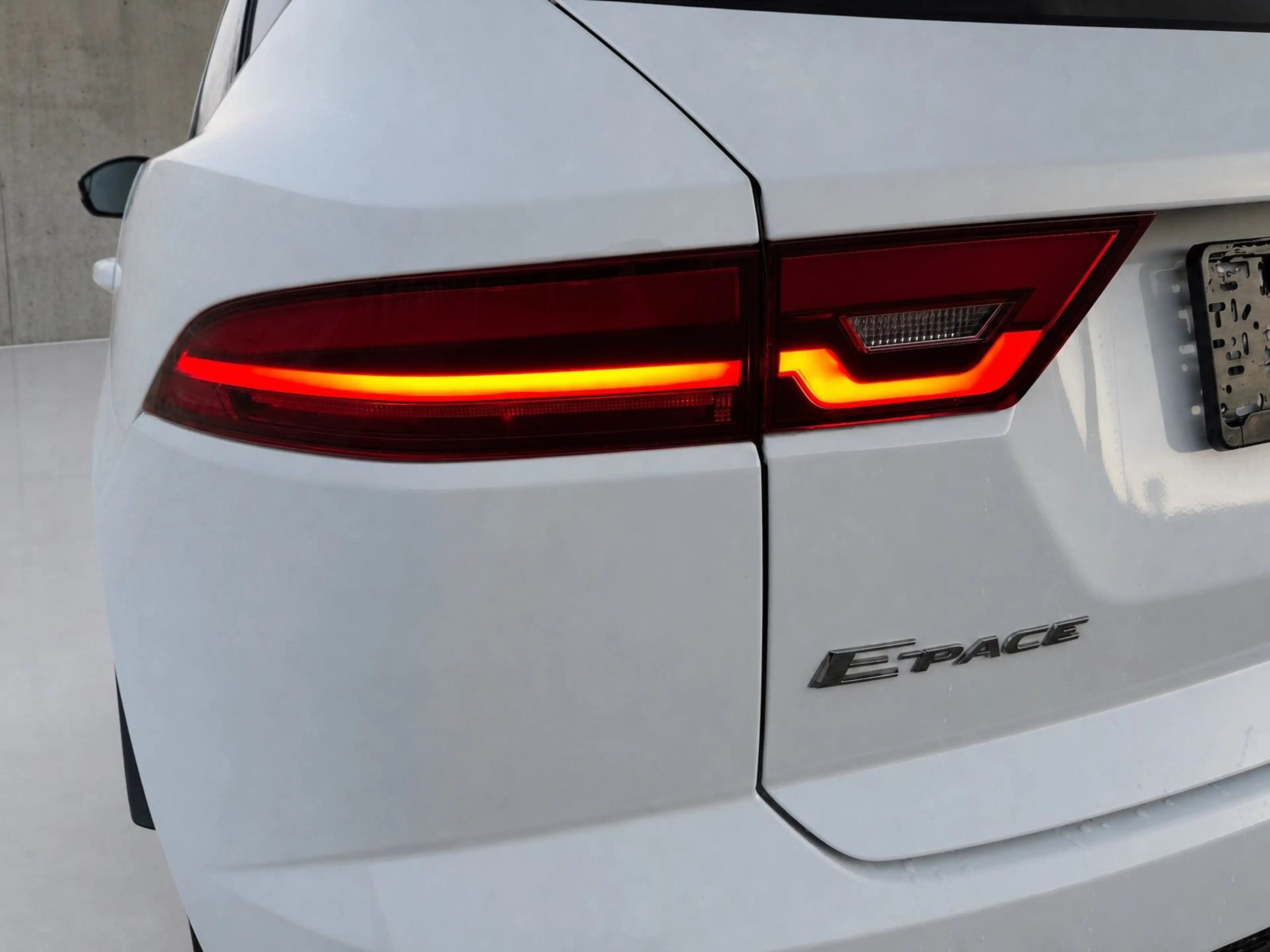 Jaguar E-Pace Basis AWD *AHK*NAVI*KAMERA*PDC*ACC*SHZ — photo 10