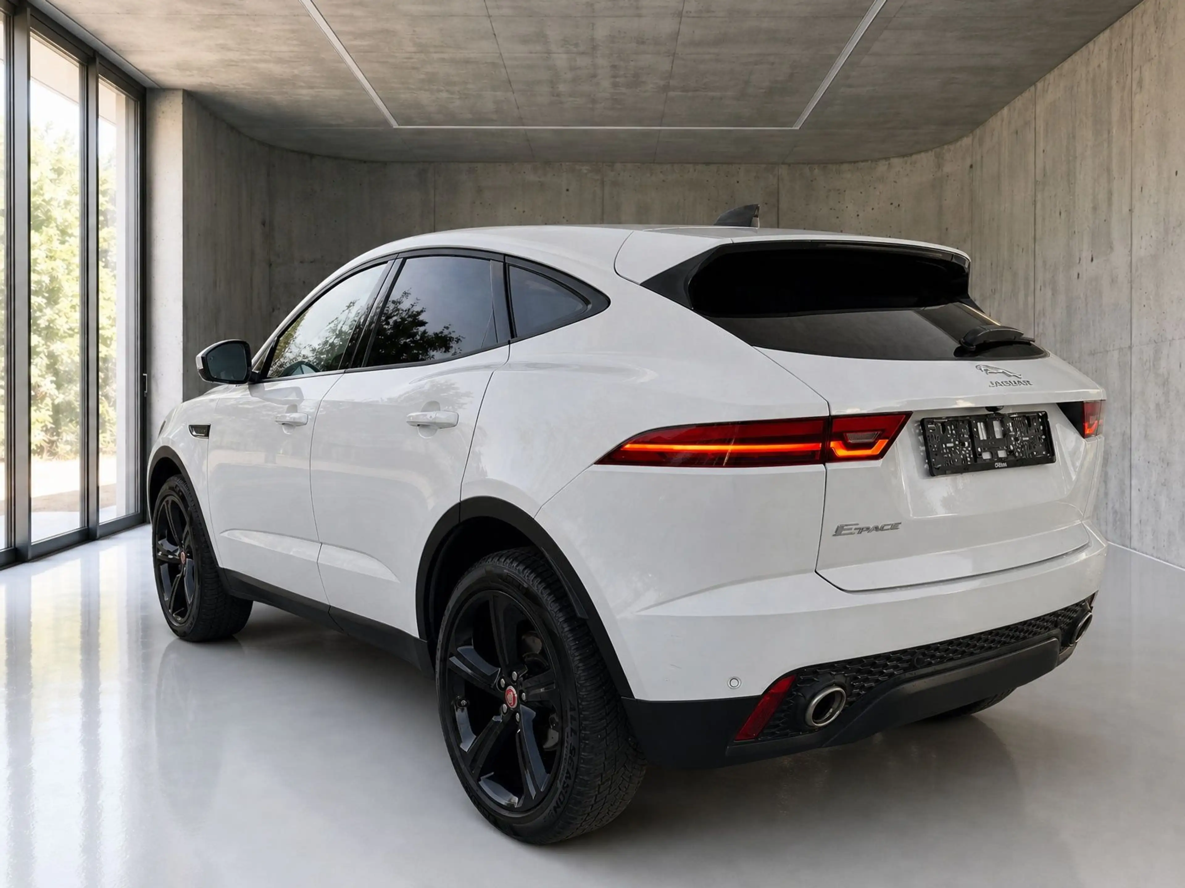 Jaguar E-Pace Basis AWD *AHK*NAVI*KAMERA*PDC*ACC*SHZ — photo 4