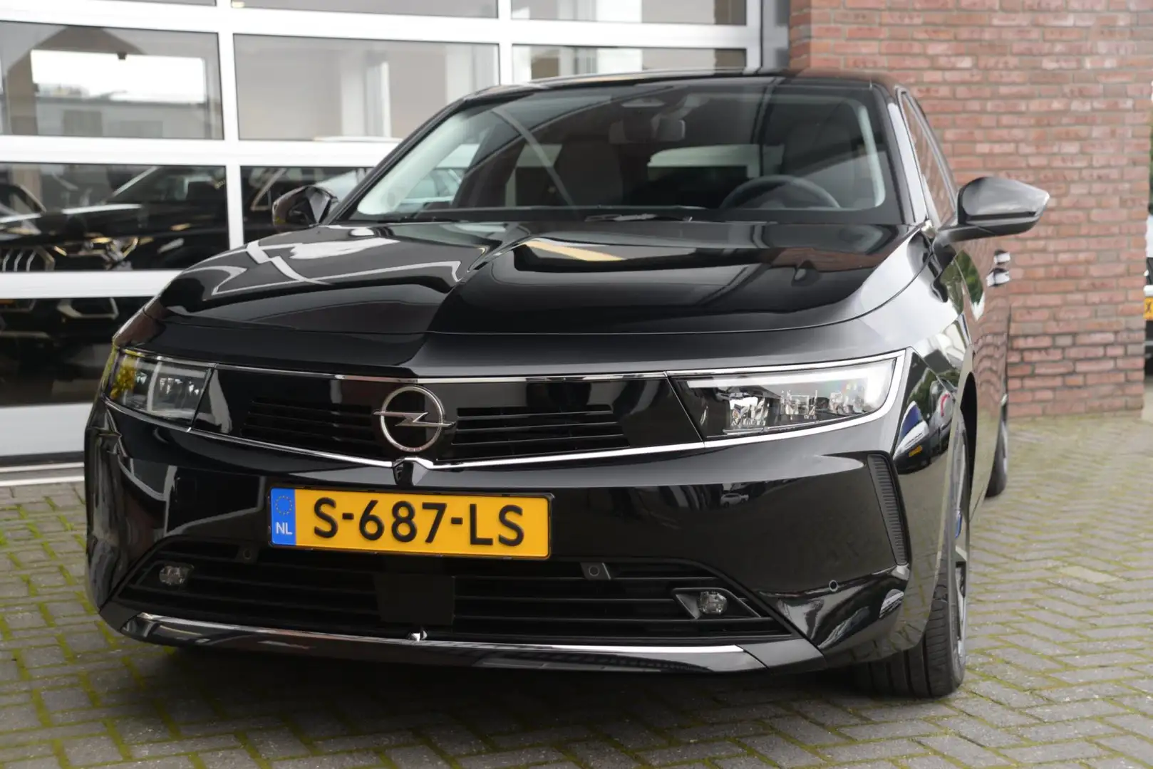 Opel Astra 1.2 Business Edition | Navigatie | AGR | Camera | Zwart - 2