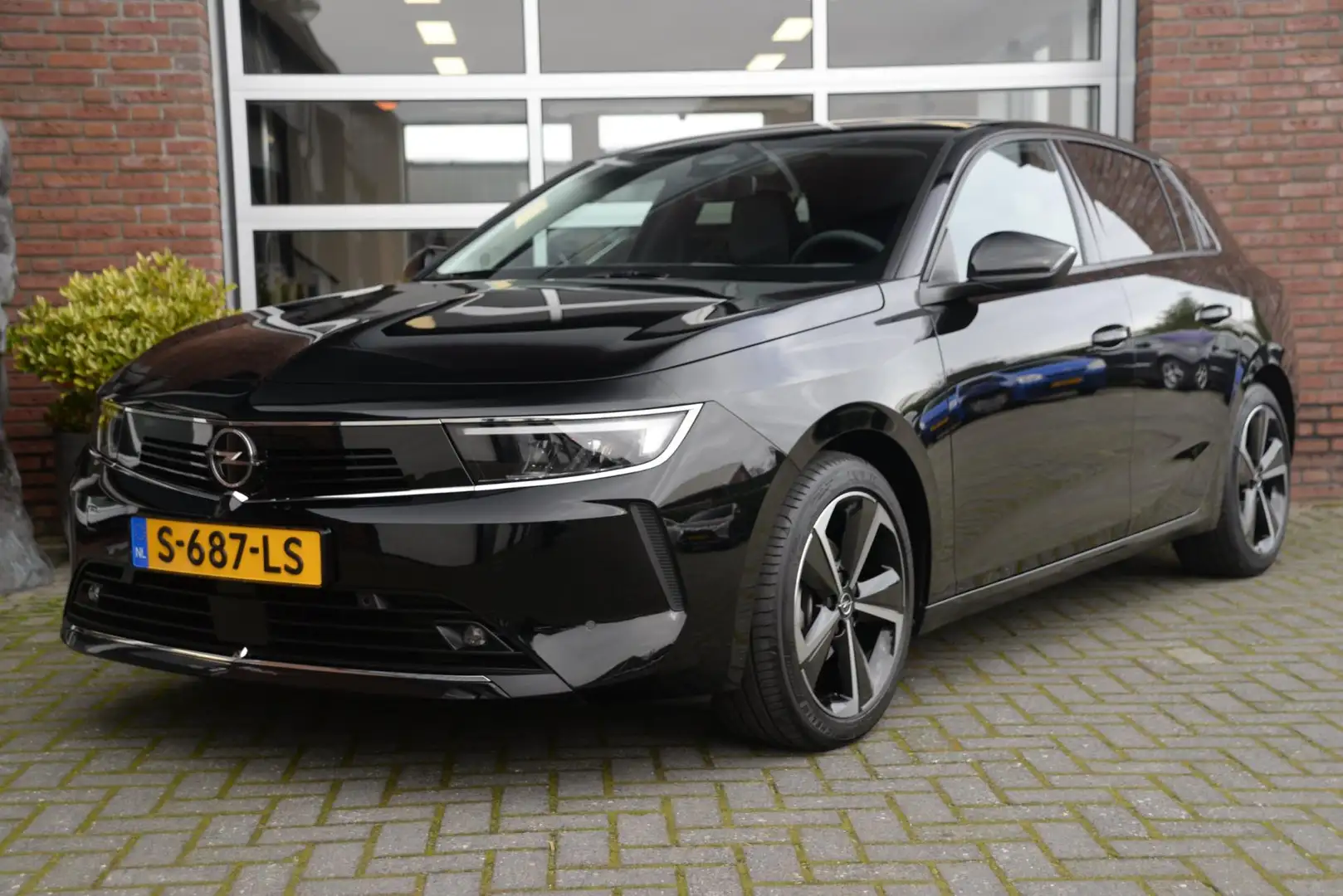 Opel Astra 1.2 Business Edition | Navigatie | AGR | Camera | Zwart - 1