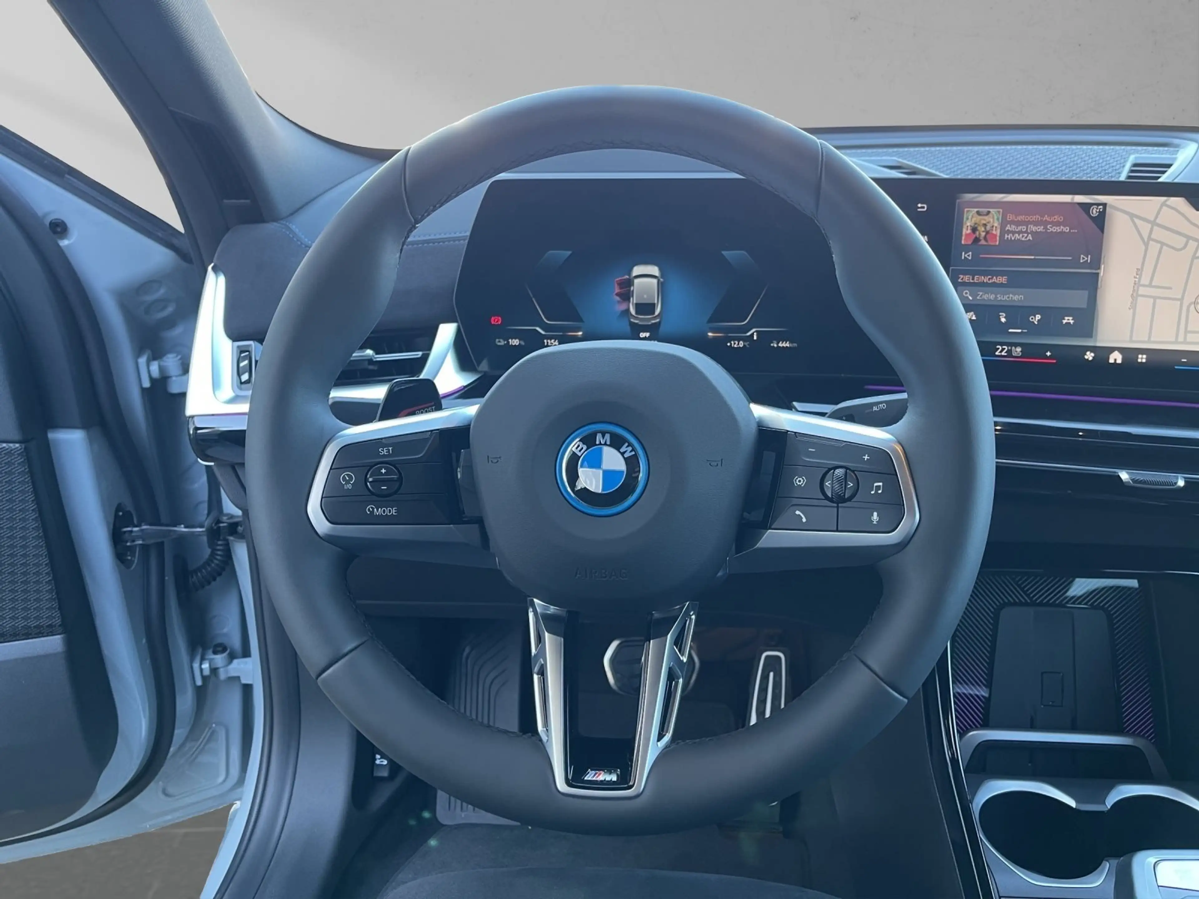 BMW iX2 eDrive20 M Sport Pro 20" HUD 360°H/K AHK — photo 13