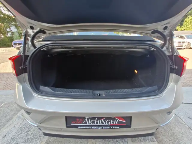 Volkswagen T-Roc view 14