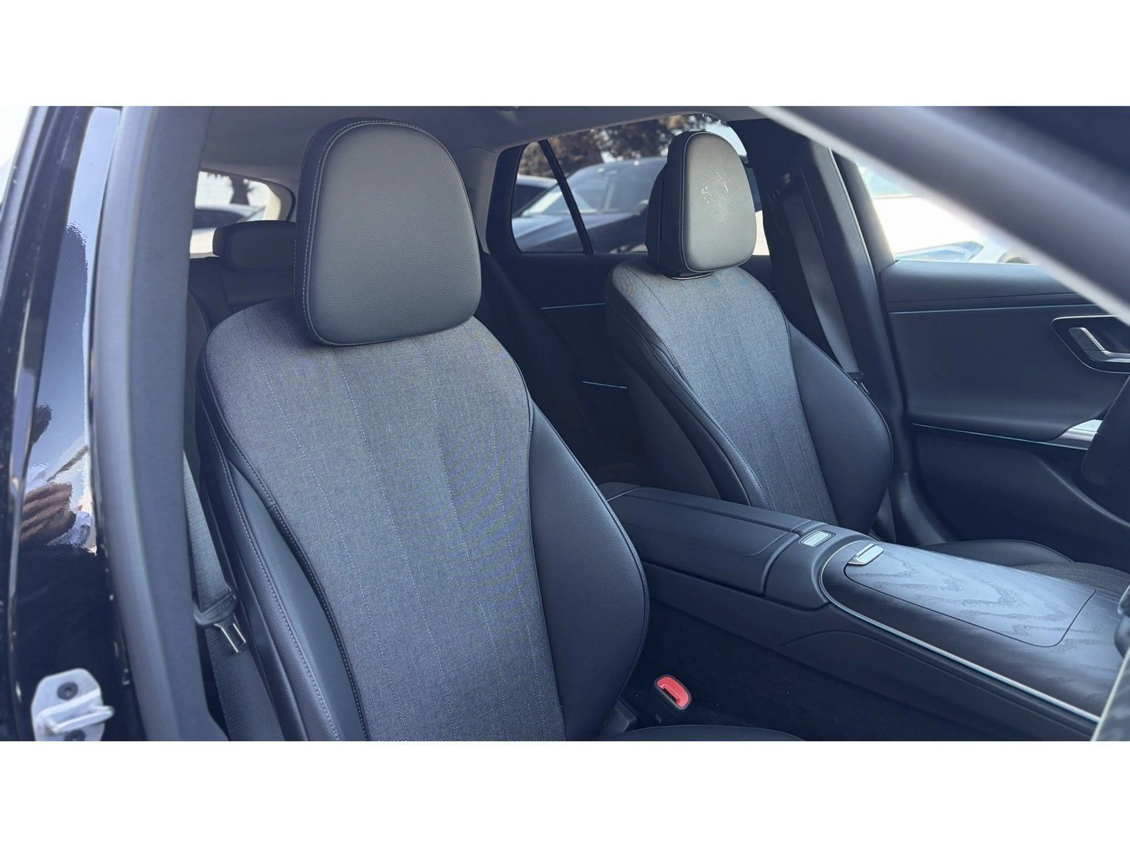 Mercedes-Benz E 200 T AVANTGARDE ADV AHK DISTR EASYP 18" KEYLG — photo 8