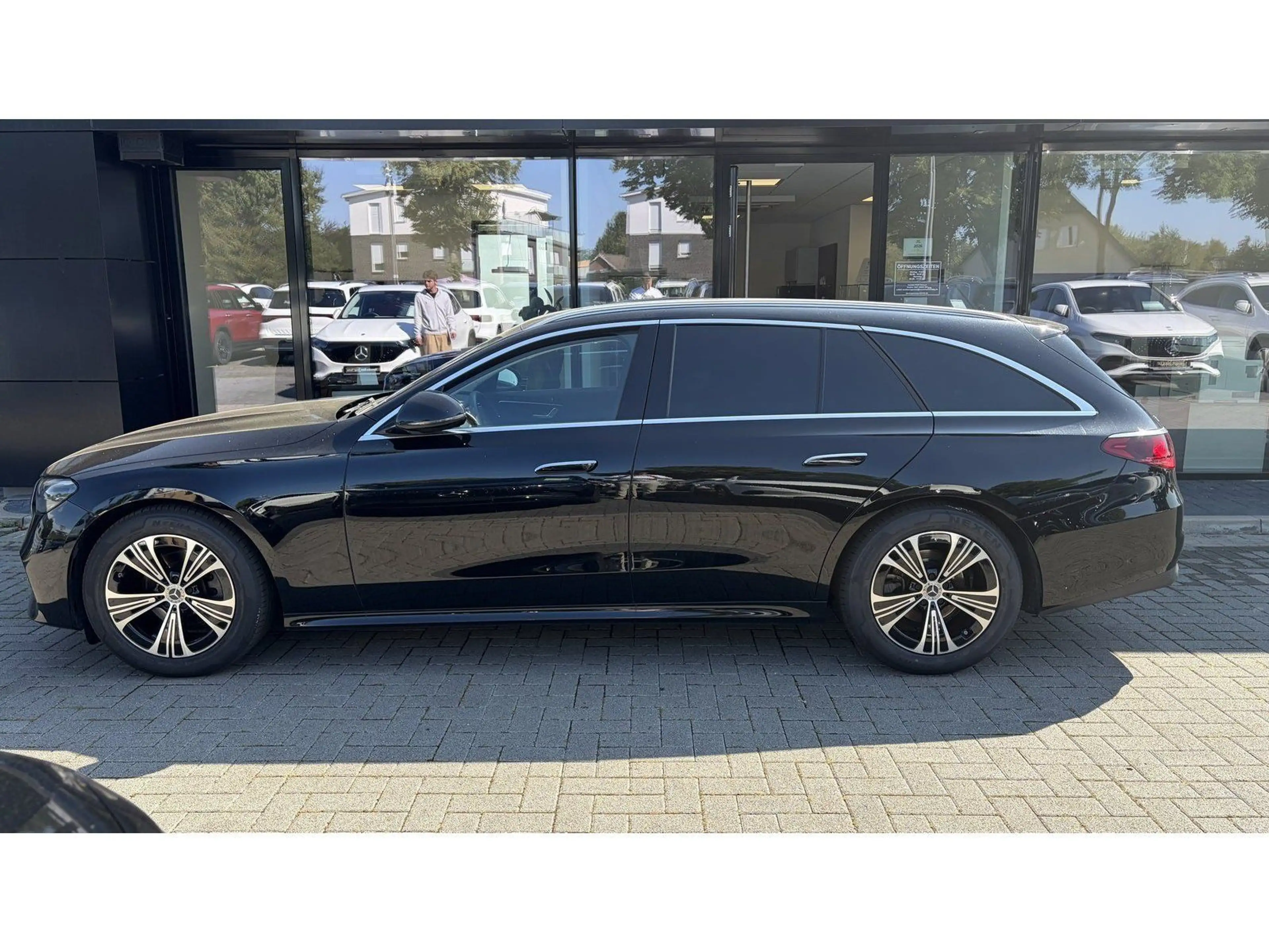 Mercedes-Benz E 200 T AVANTGARDE ADV AHK DISTR EASYP 18" KEYLG — photo 4