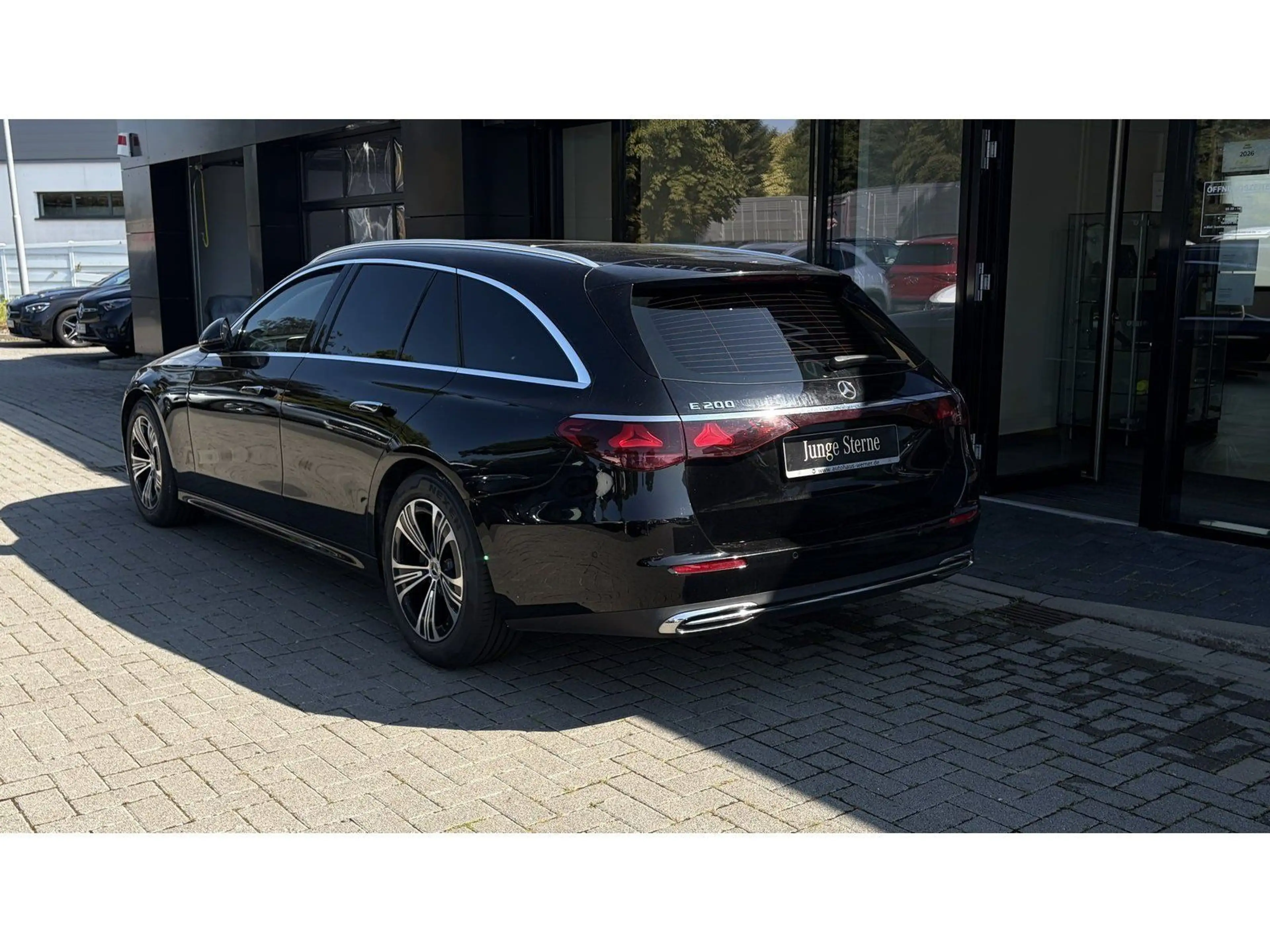 Mercedes-Benz E 200 T AVANTGARDE ADV AHK DISTR EASYP 18" KEYLG — photo 5