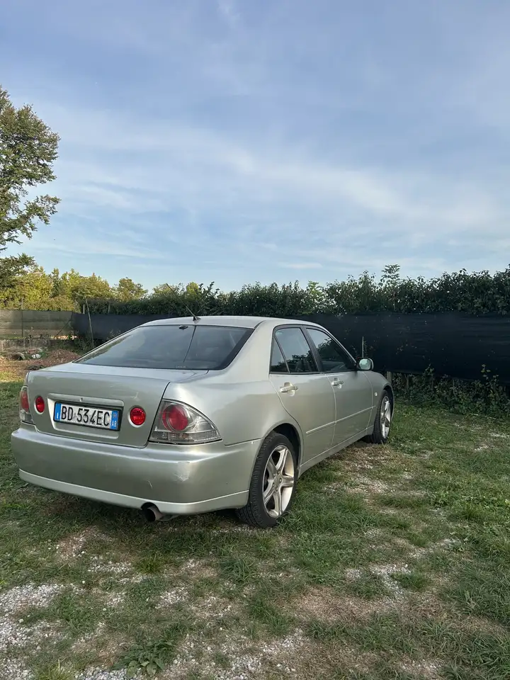 Lexus IS 200 2.0, foto 2