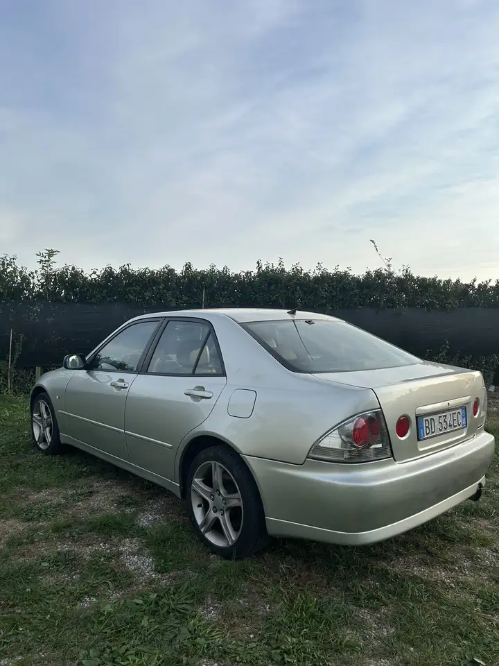 Lexus IS 200 2.0, foto 3