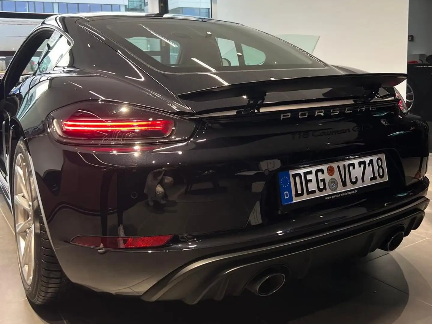 Porsche Cayman 718 Cayman GTS 4.0 PDK Schwarz - 2