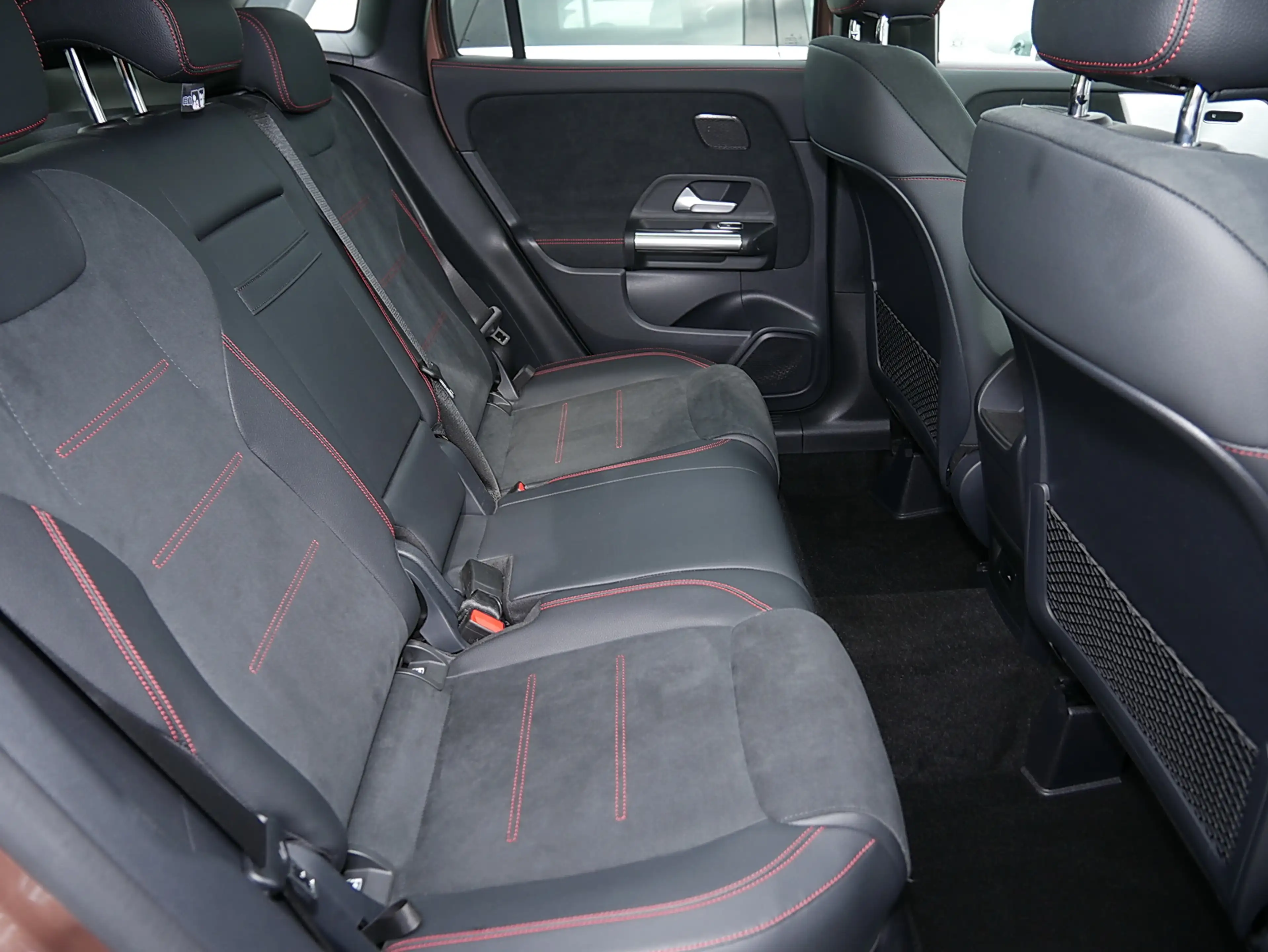 Mercedes-Benz GLA 250 4MATIC AMG MBUX Ambiente LED Pano SHD — photo 7