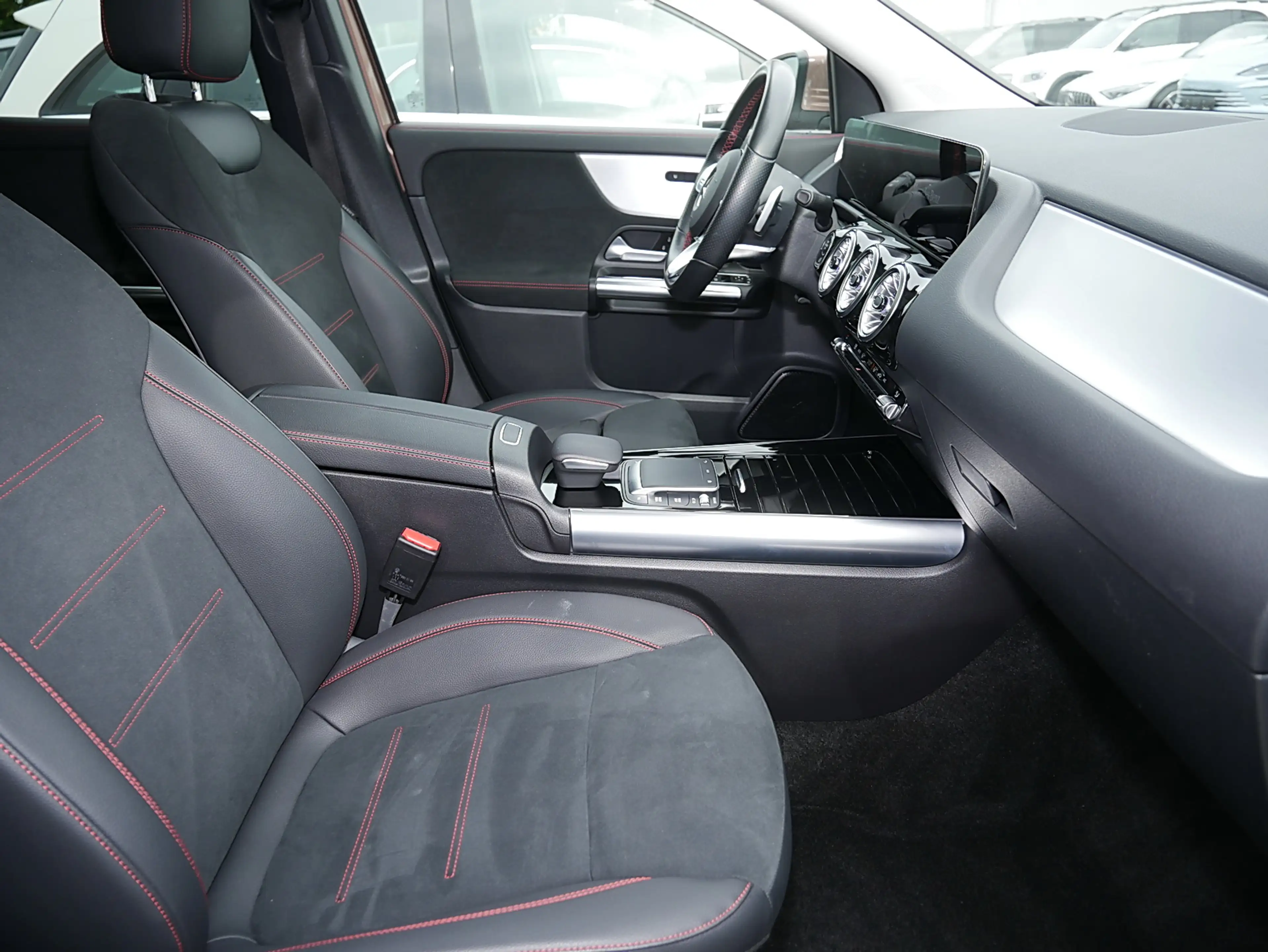 Mercedes-Benz GLA 250 4MATIC AMG MBUX Ambiente LED Pano SHD — photo 6