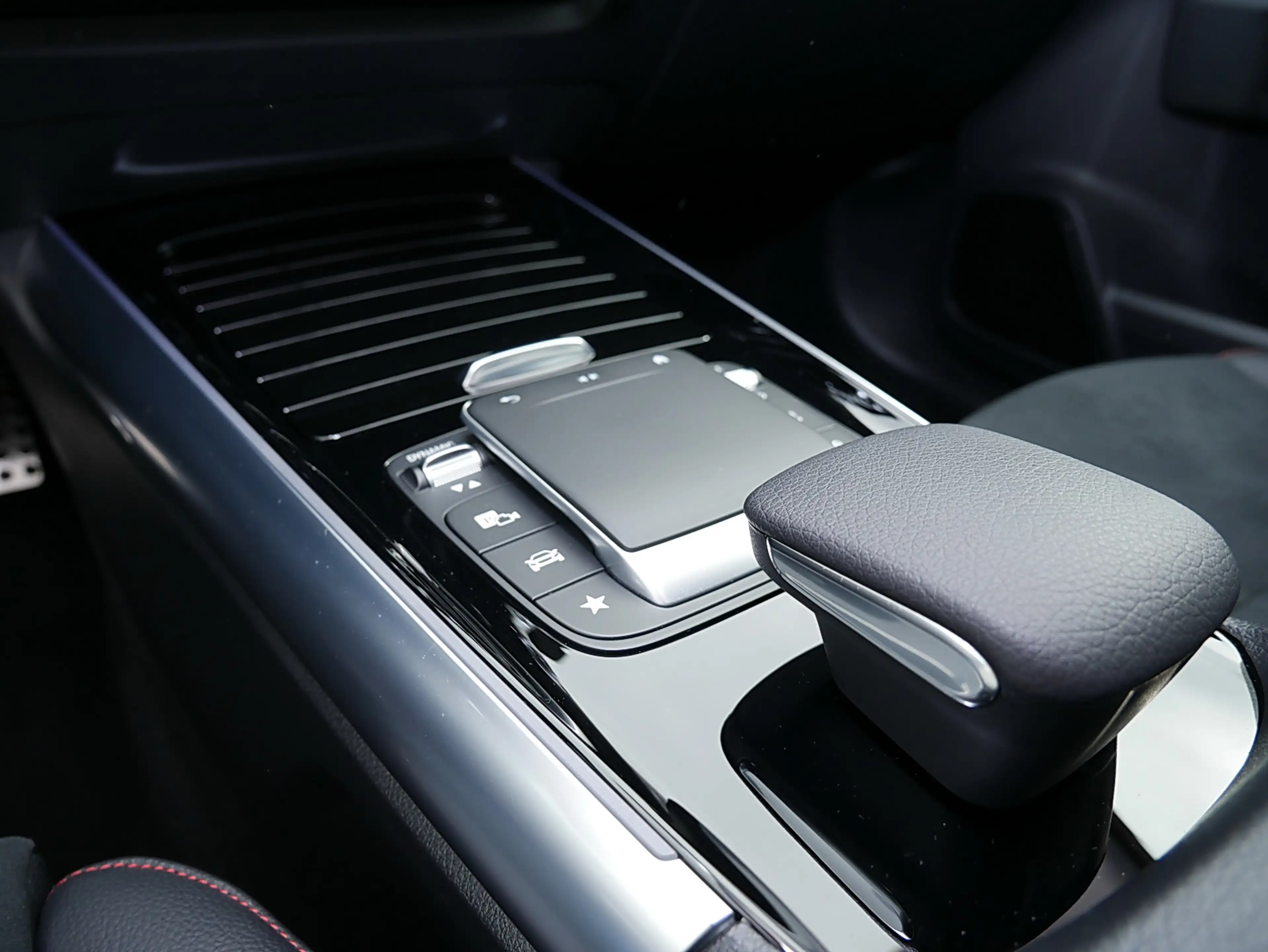 Mercedes-Benz GLA 250 4MATIC AMG MBUX Ambiente LED Pano SHD — photo 10