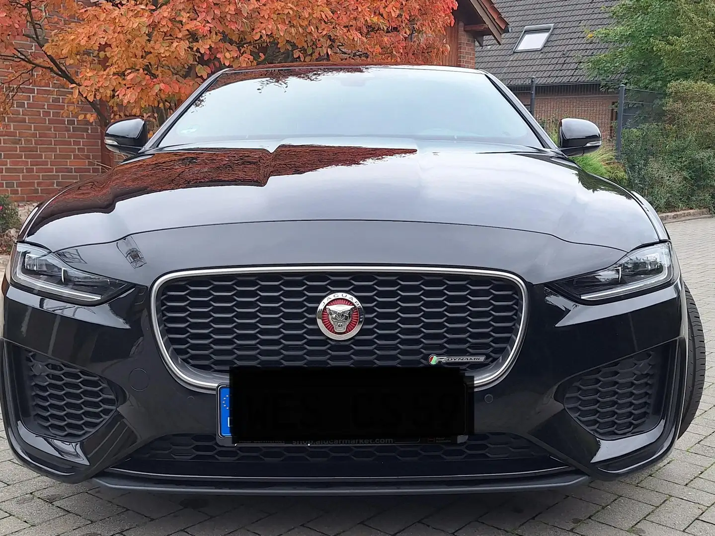 Jaguar XE XE P250 Aut. R-Dynamic SE Schwarz - 2