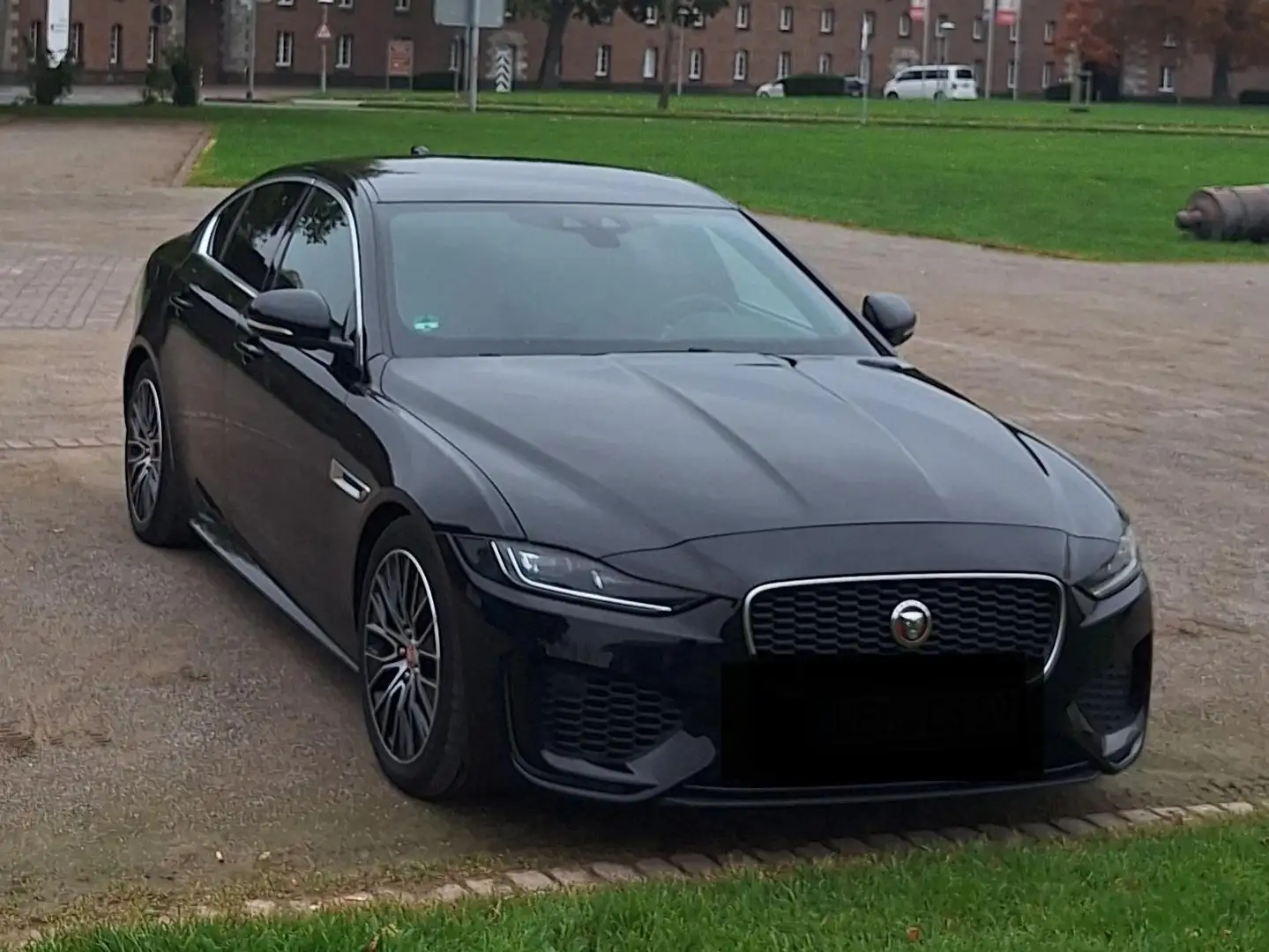 Jaguar XE XE P250 Aut. R-Dynamic SE Schwarz - 1
