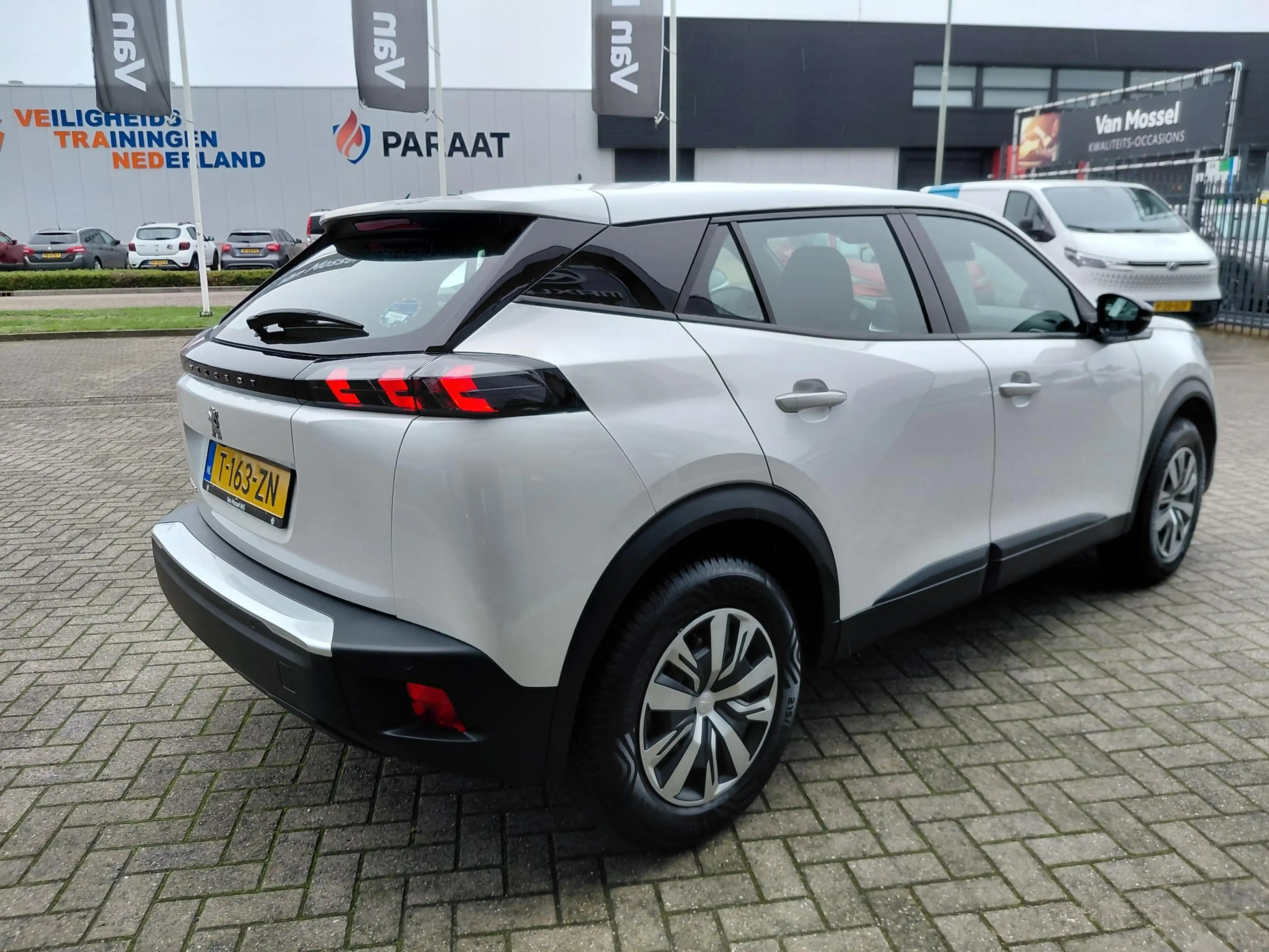 Peugeot e-2008 EV Active Pack 50 kWh Stoel verwarming | Navigatie — photo 8