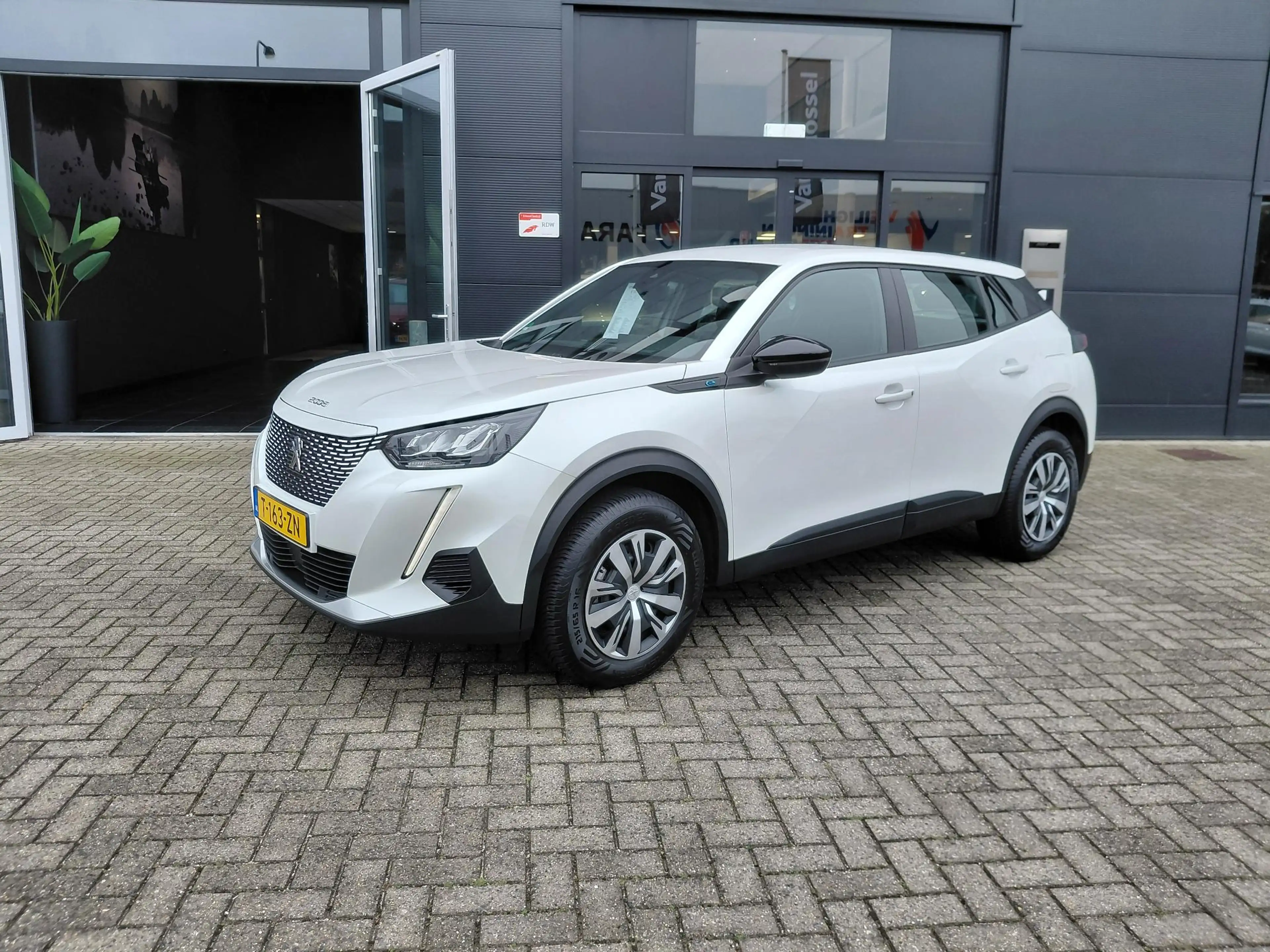 Peugeot e-2008 EV Active Pack 50 kWh Stoel verwarming | Navigatie — photo 2