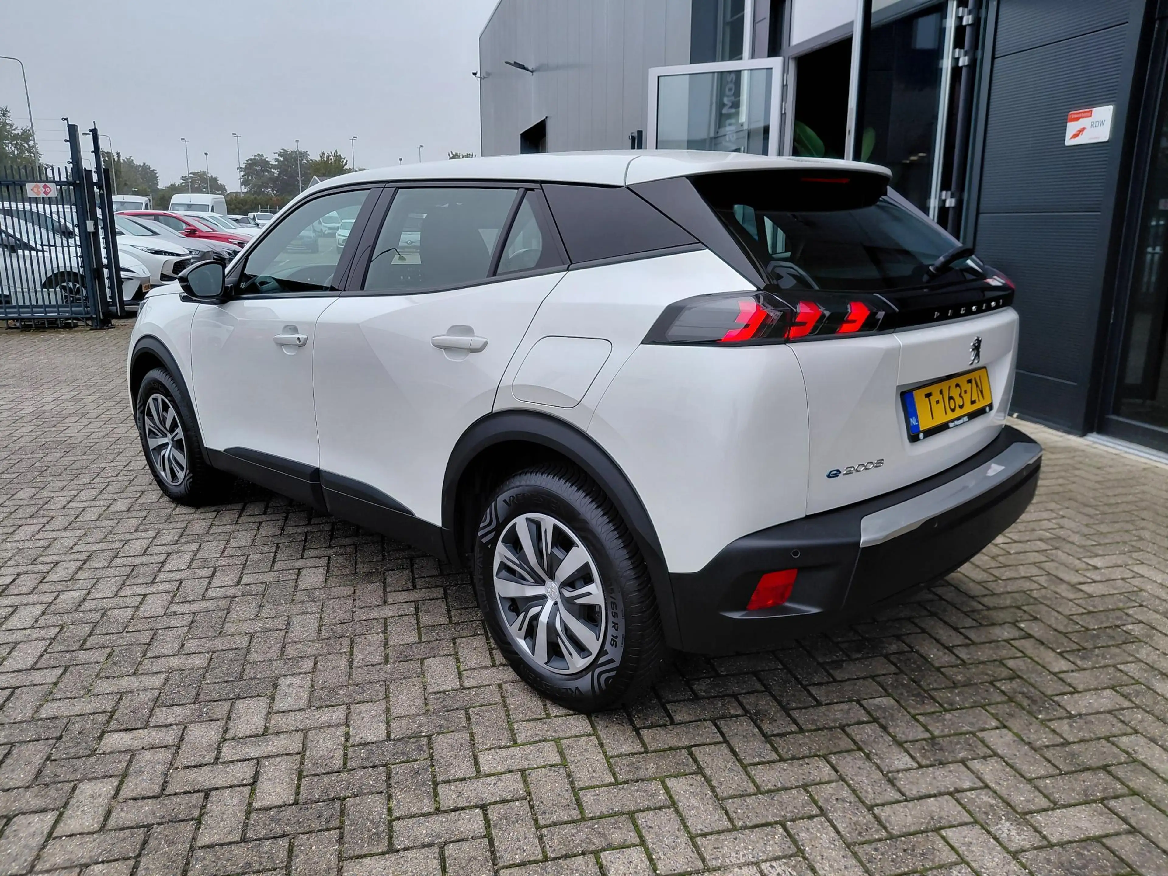 Peugeot e-2008 EV Active Pack 50 kWh Stoel verwarming | Navigatie — photo 4