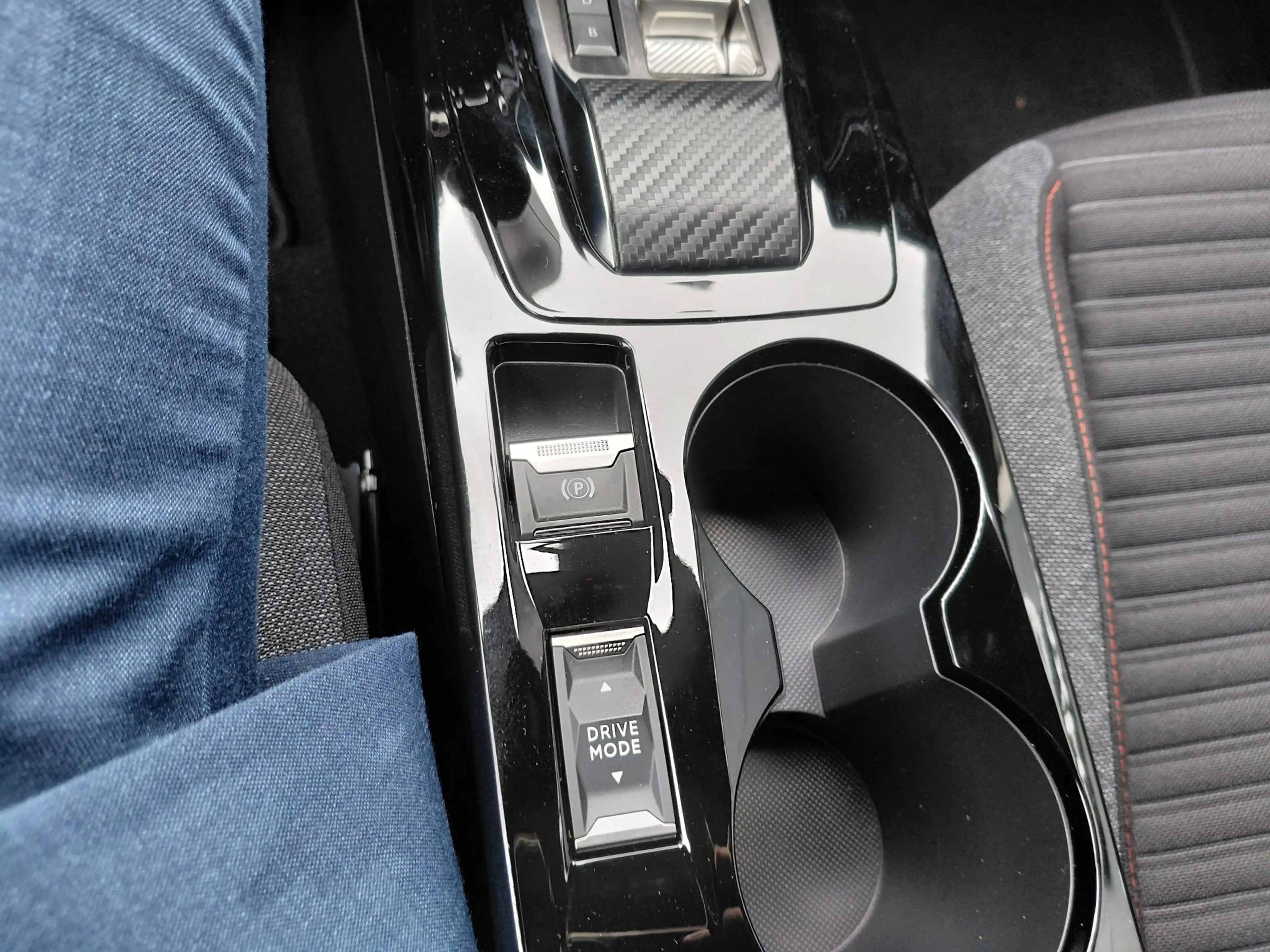 Peugeot e-2008 EV Active Pack 50 kWh Stoel verwarming | Navigatie — photo 15