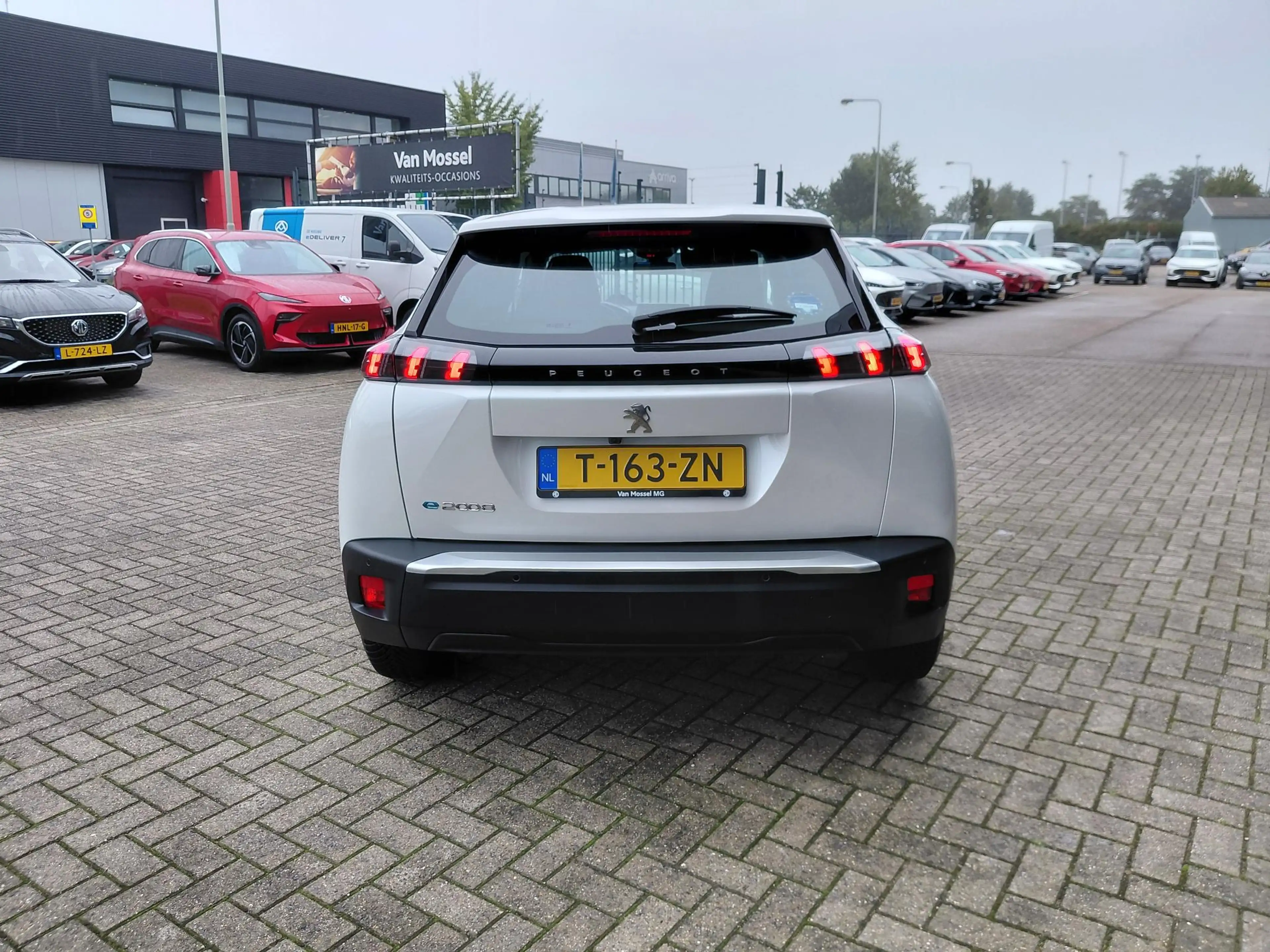 Peugeot e-2008 EV Active Pack 50 kWh Stoel verwarming | Navigatie — photo 7