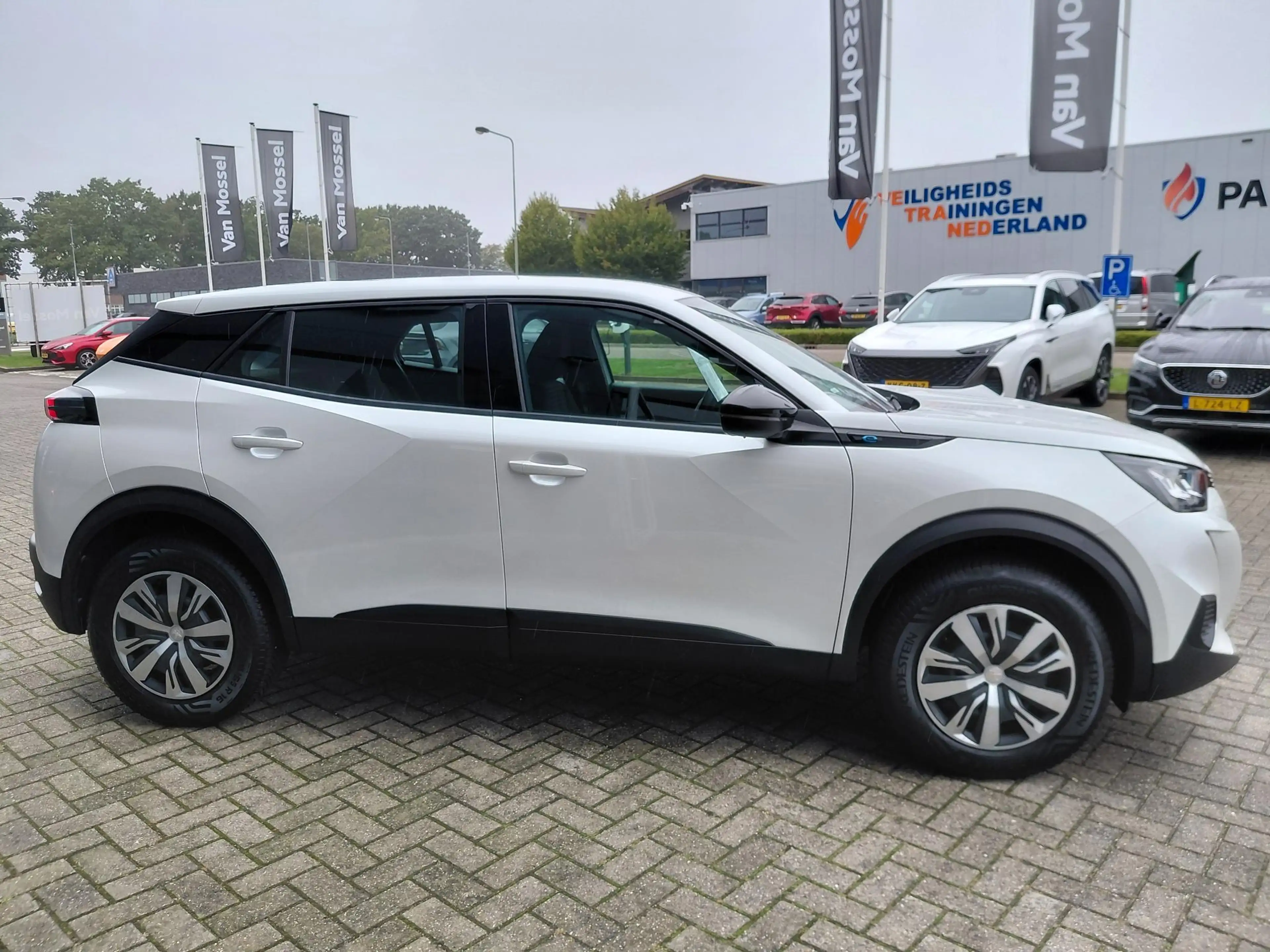 Peugeot e-2008 EV Active Pack 50 kWh Stoel verwarming | Navigatie — photo 9