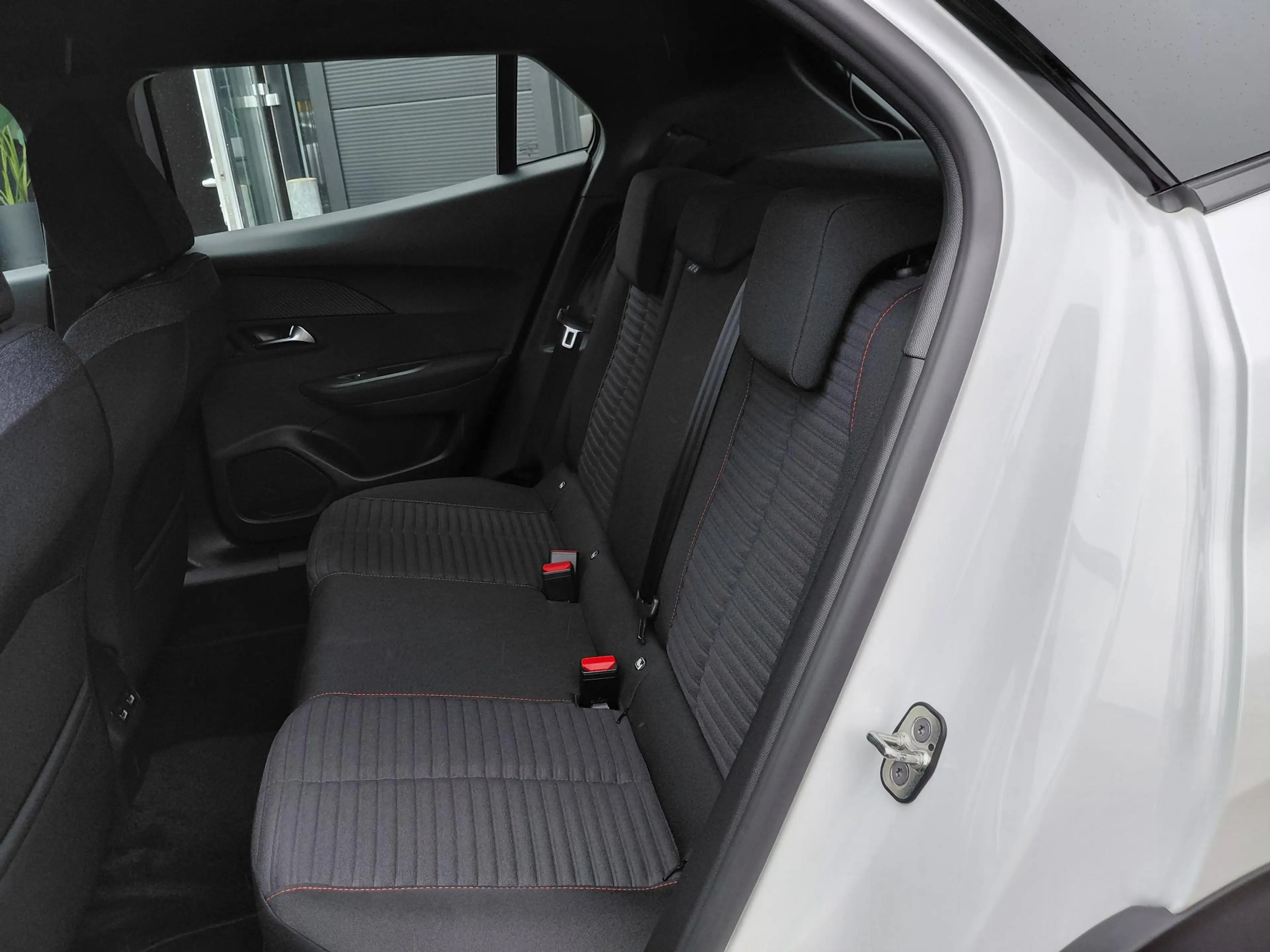 Peugeot e-2008 EV Active Pack 50 kWh Stoel verwarming | Navigatie — photo 12