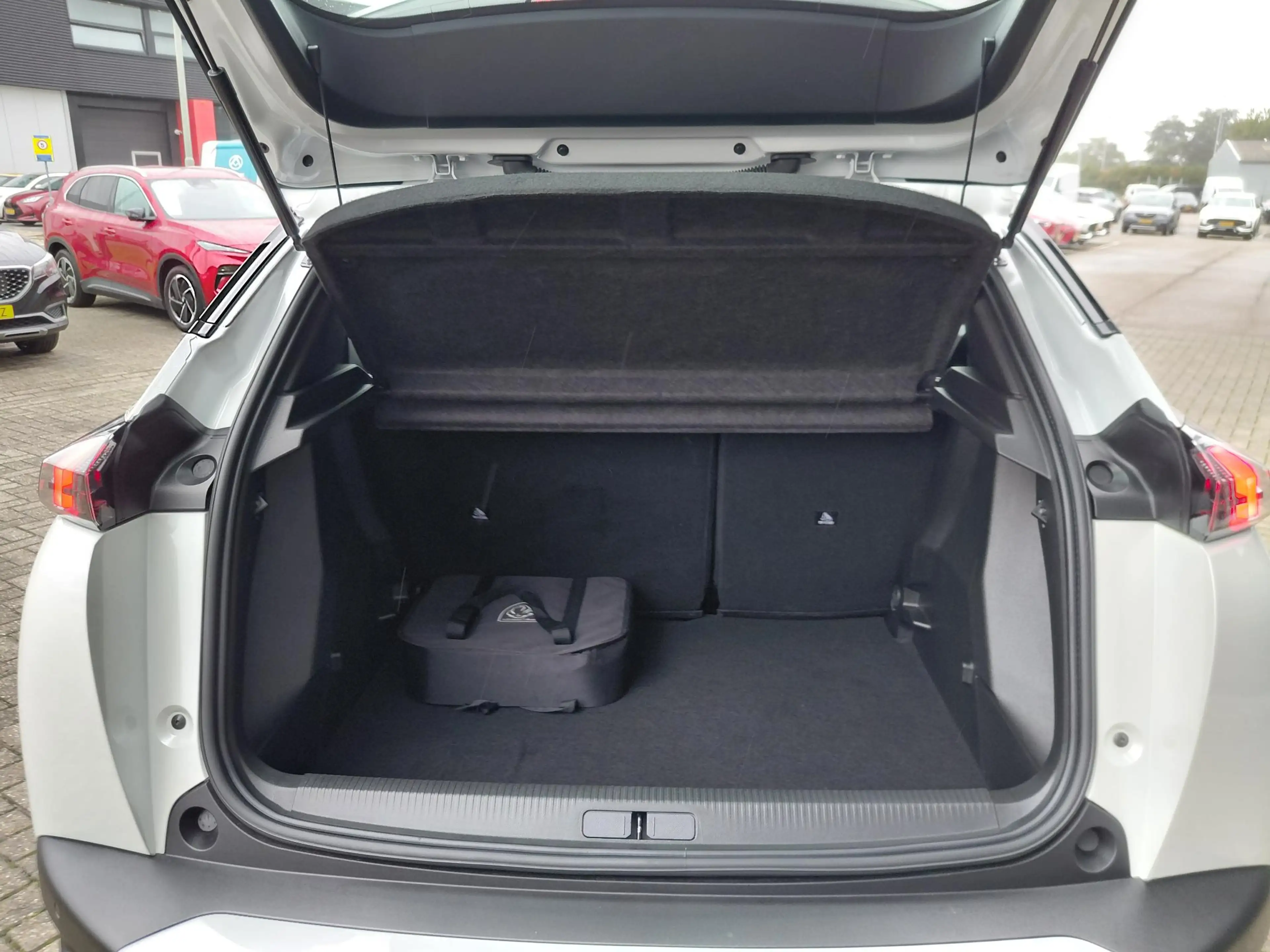 Peugeot e-2008 EV Active Pack 50 kWh Stoel verwarming | Navigatie — photo 6