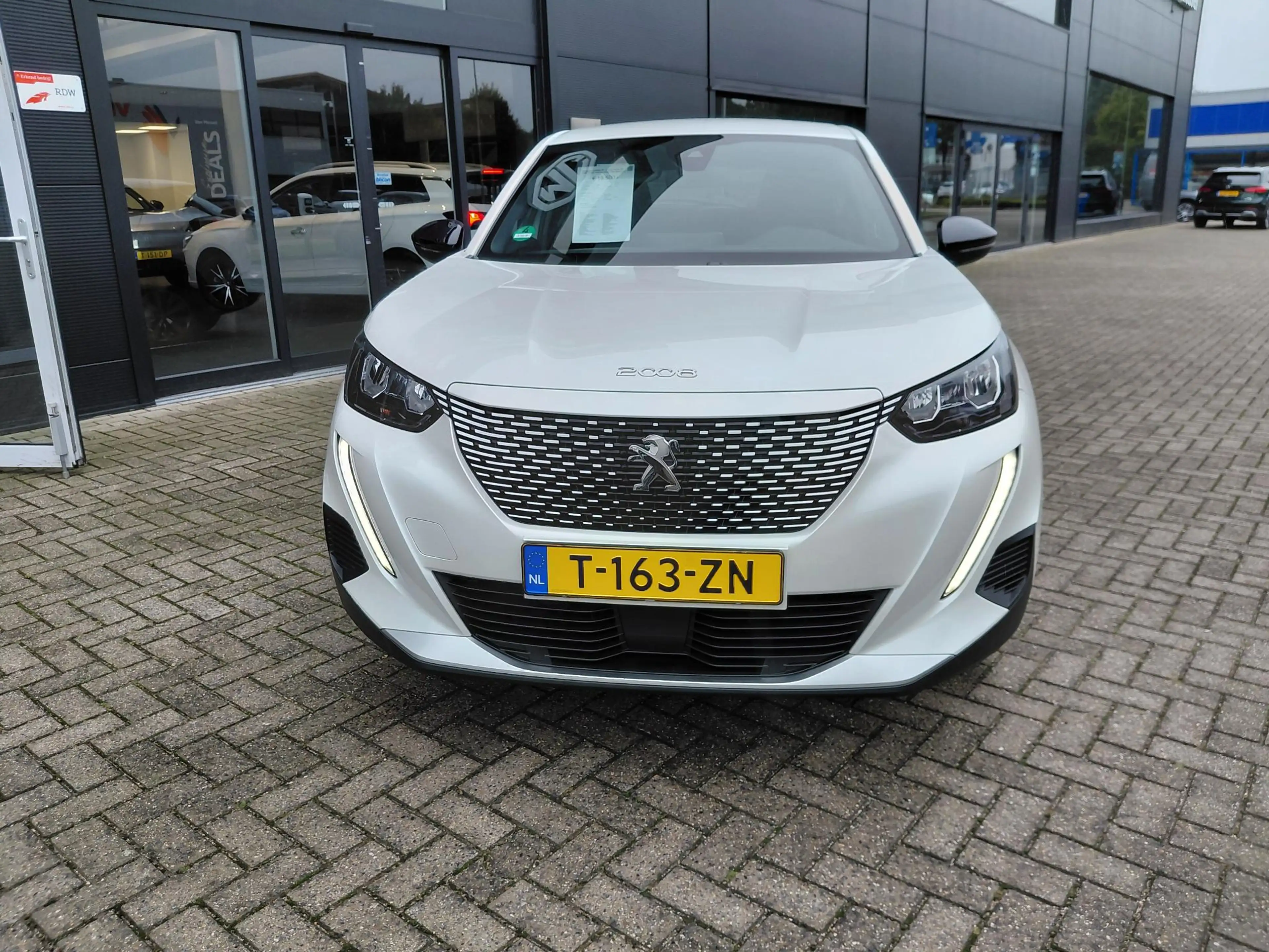 Peugeot e-2008 EV Active Pack 50 kWh Stoel verwarming | Navigatie — photo 11