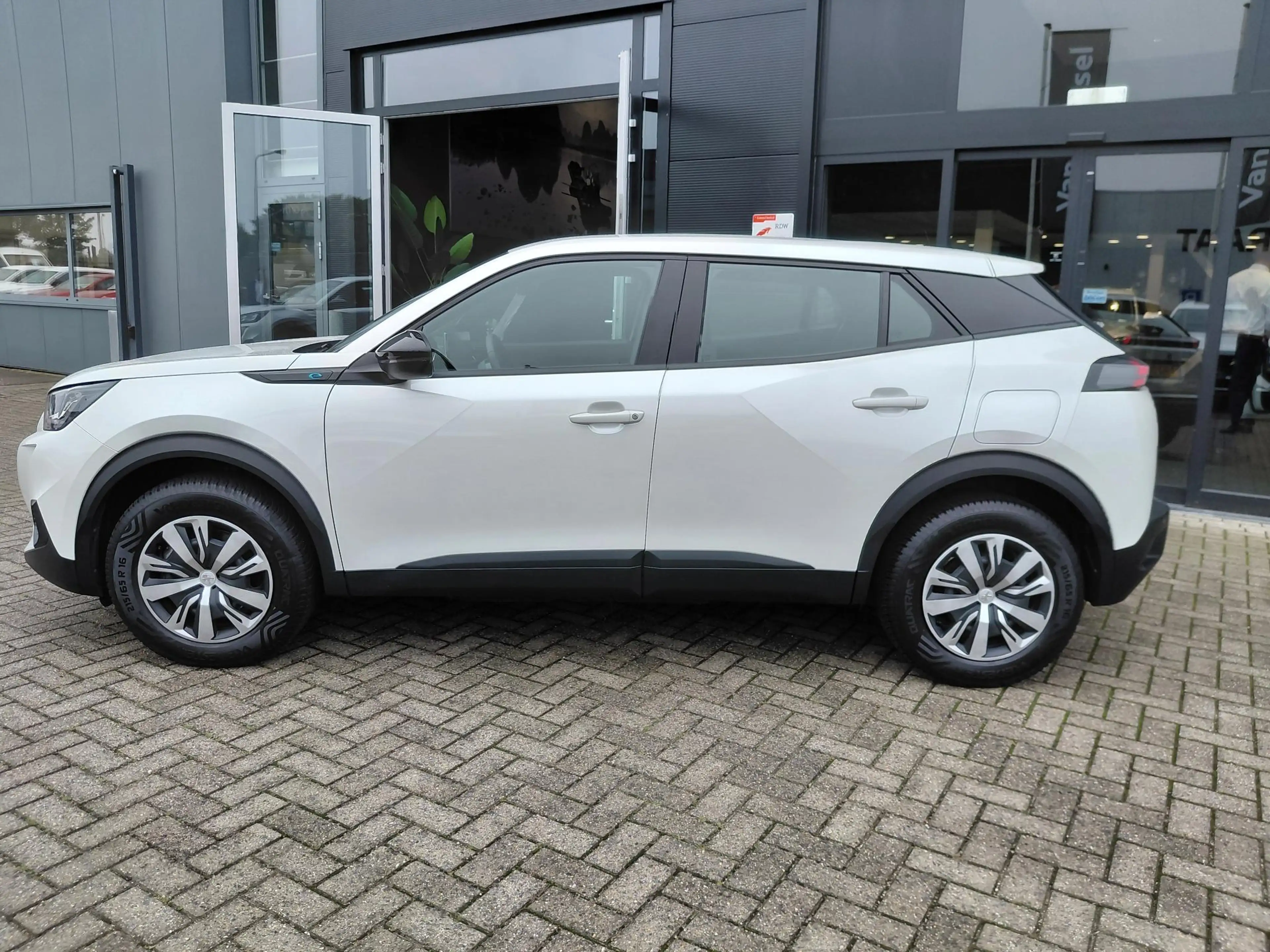 Peugeot e-2008 EV Active Pack 50 kWh Stoel verwarming | Navigatie — photo 3