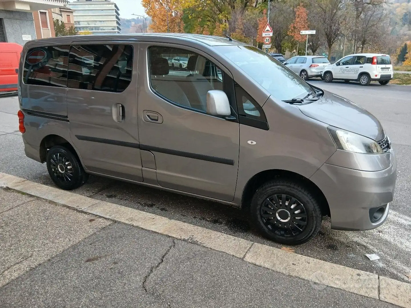 Nissan Evalia Evalia 1.5 dci Acenta 90cv Серебристый - 2