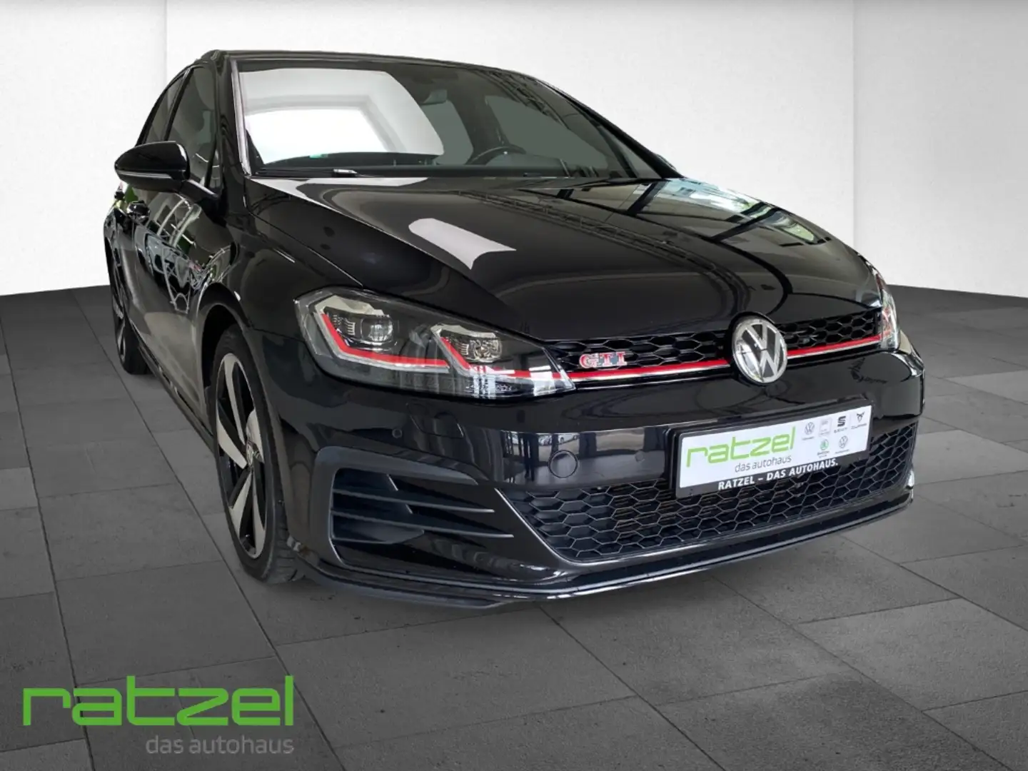 Volkswagen Golf 2.0 TSI DSG Performance *Navi*Climatronic*LED*ACC* Zwart - 2