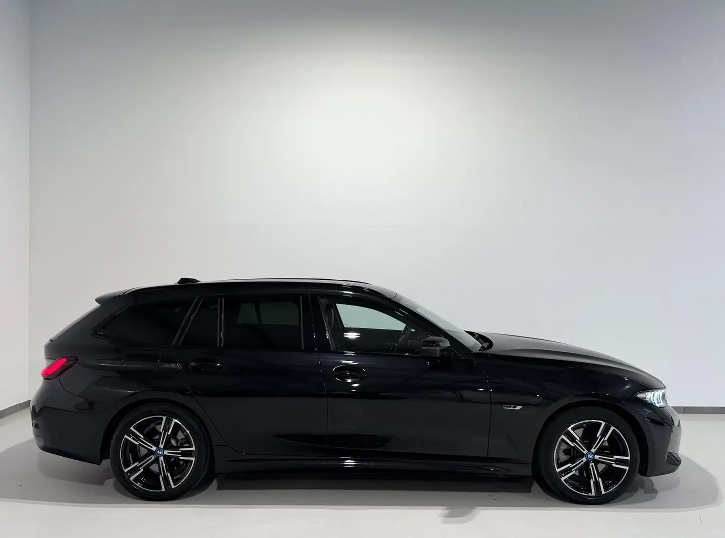 BMW 330 e xDrive G21 LCI Aut/M-Sport/HEAD-UP/Harman&Kardon Schwarz - 2