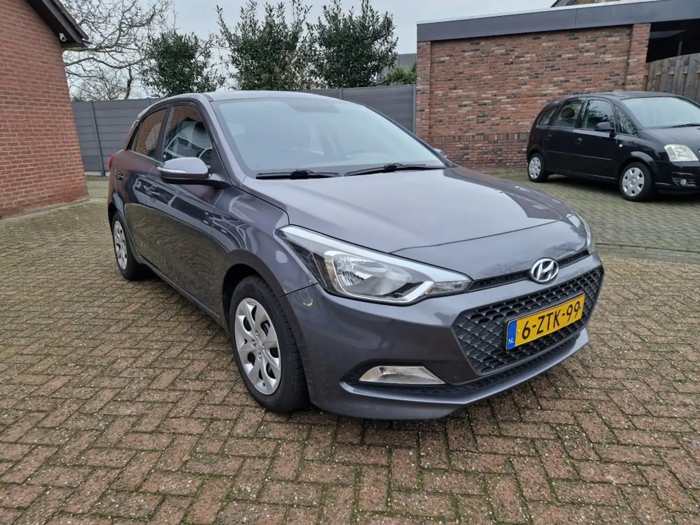 Hyundai i20 1.2i i-Drive Cool 5-Drs Airco NL-auto Gris - 2