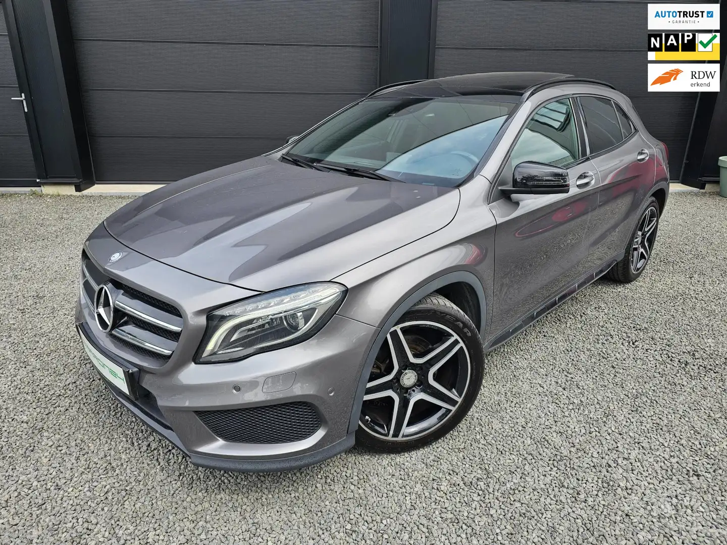 Mercedes-Benz GLA 250 4Matic AMG Edition 1 | Pano | Als nieuw! | Gris - 1