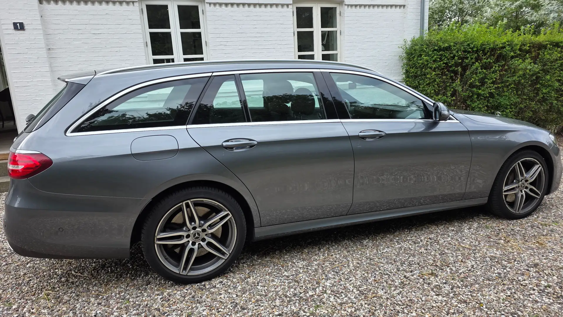 Mercedes-Benz E 450 E 450 4Matic T 9G-TRONIC AMG Line - 1