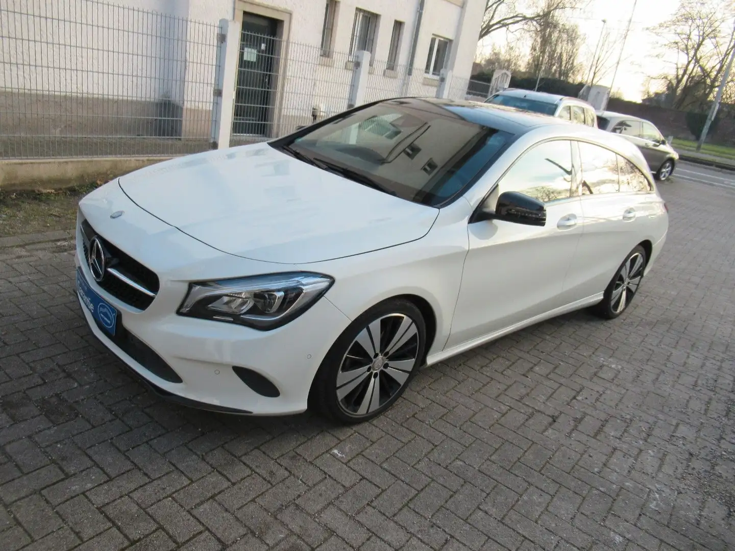 Mercedes-Benz CLA 180 Shooting Brake Weiß - 1