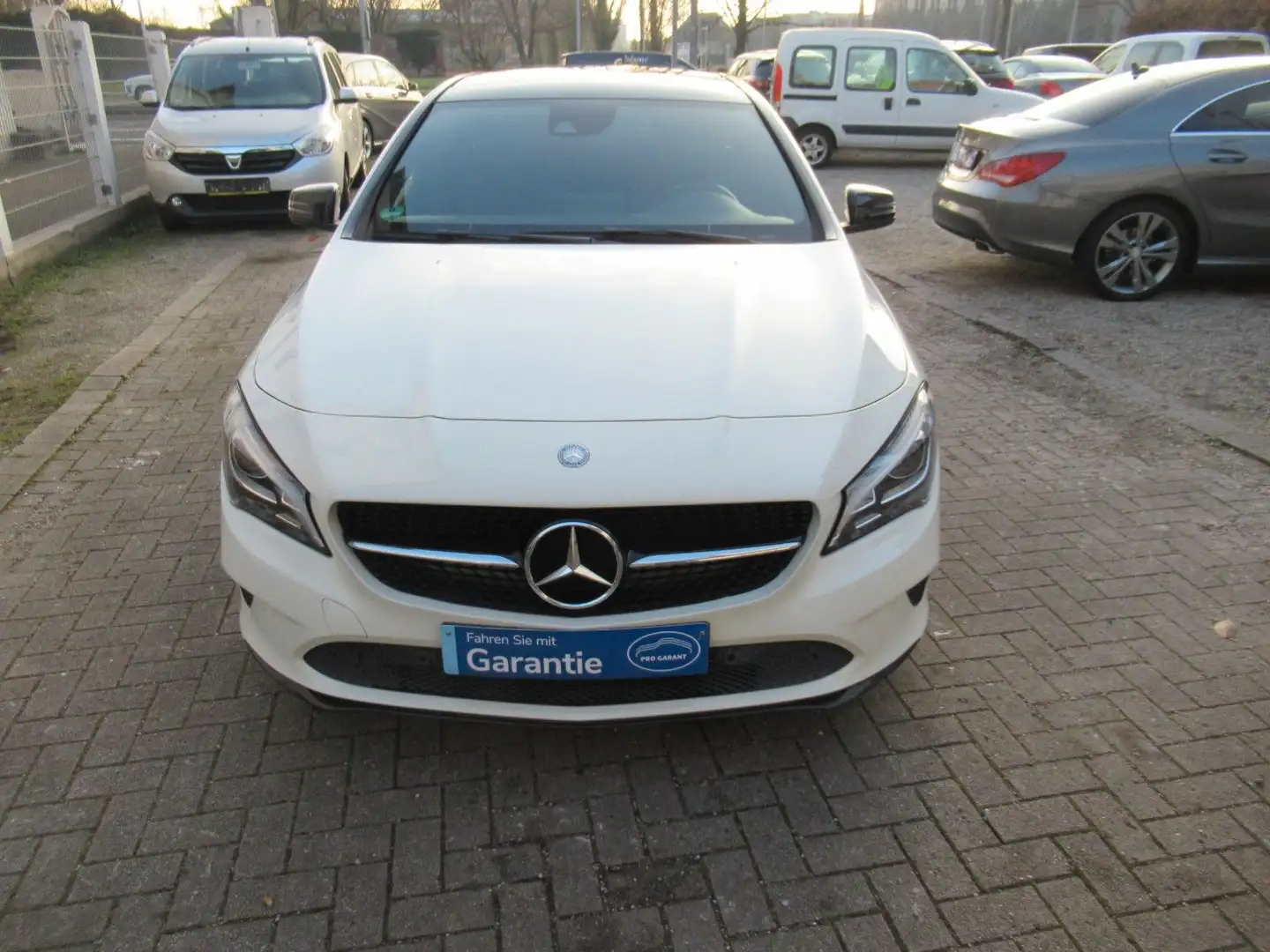 Mercedes-Benz CLA 180 Shooting Brake Weiß - 2