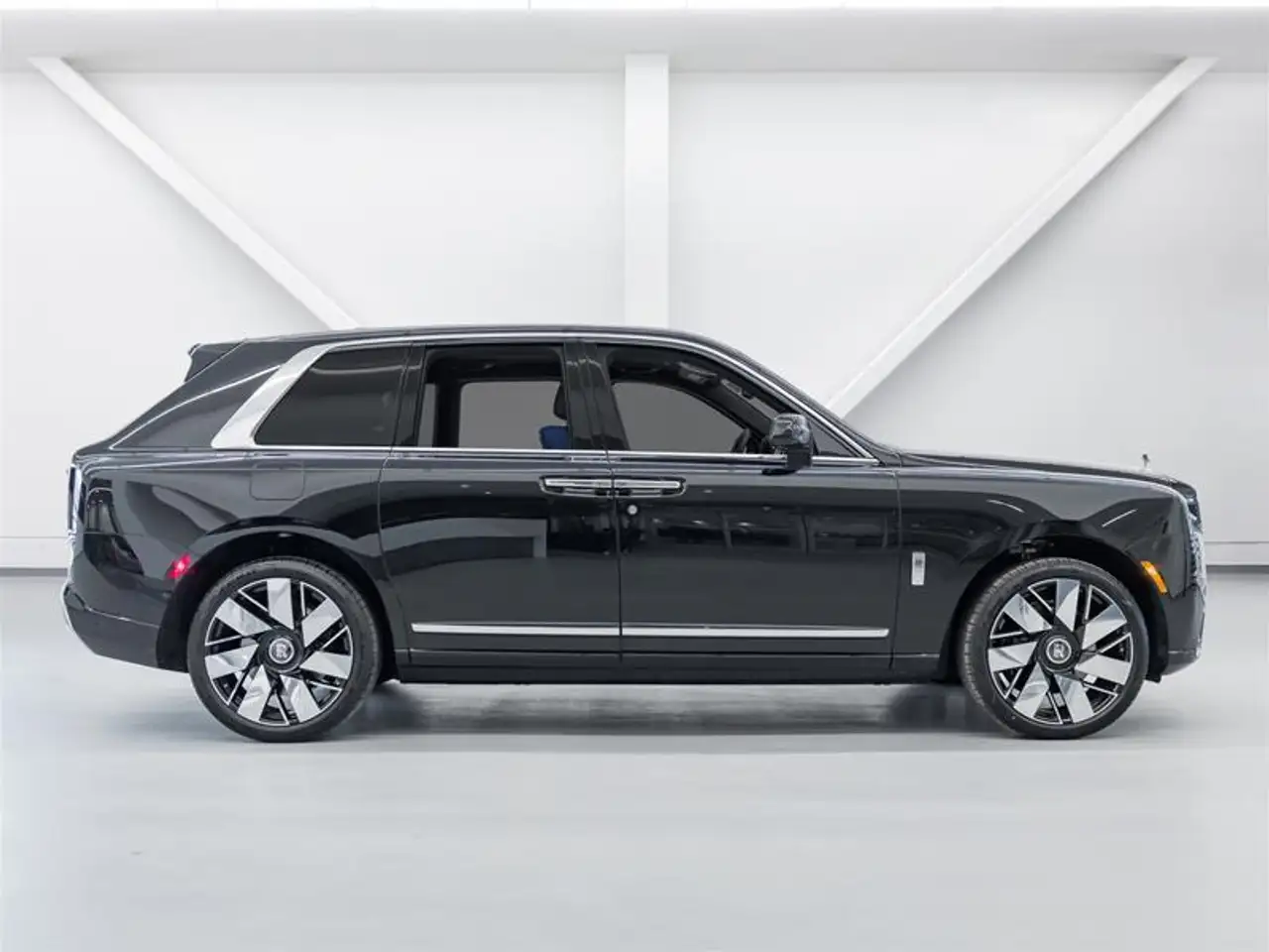 Rolls-Royce Cullinan снимка Rolls-Royce Cullinan