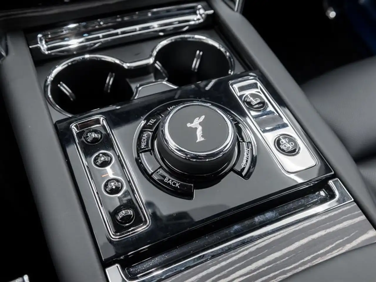 Rolls-Royce Cullinan снимка Rolls-Royce Cullinan