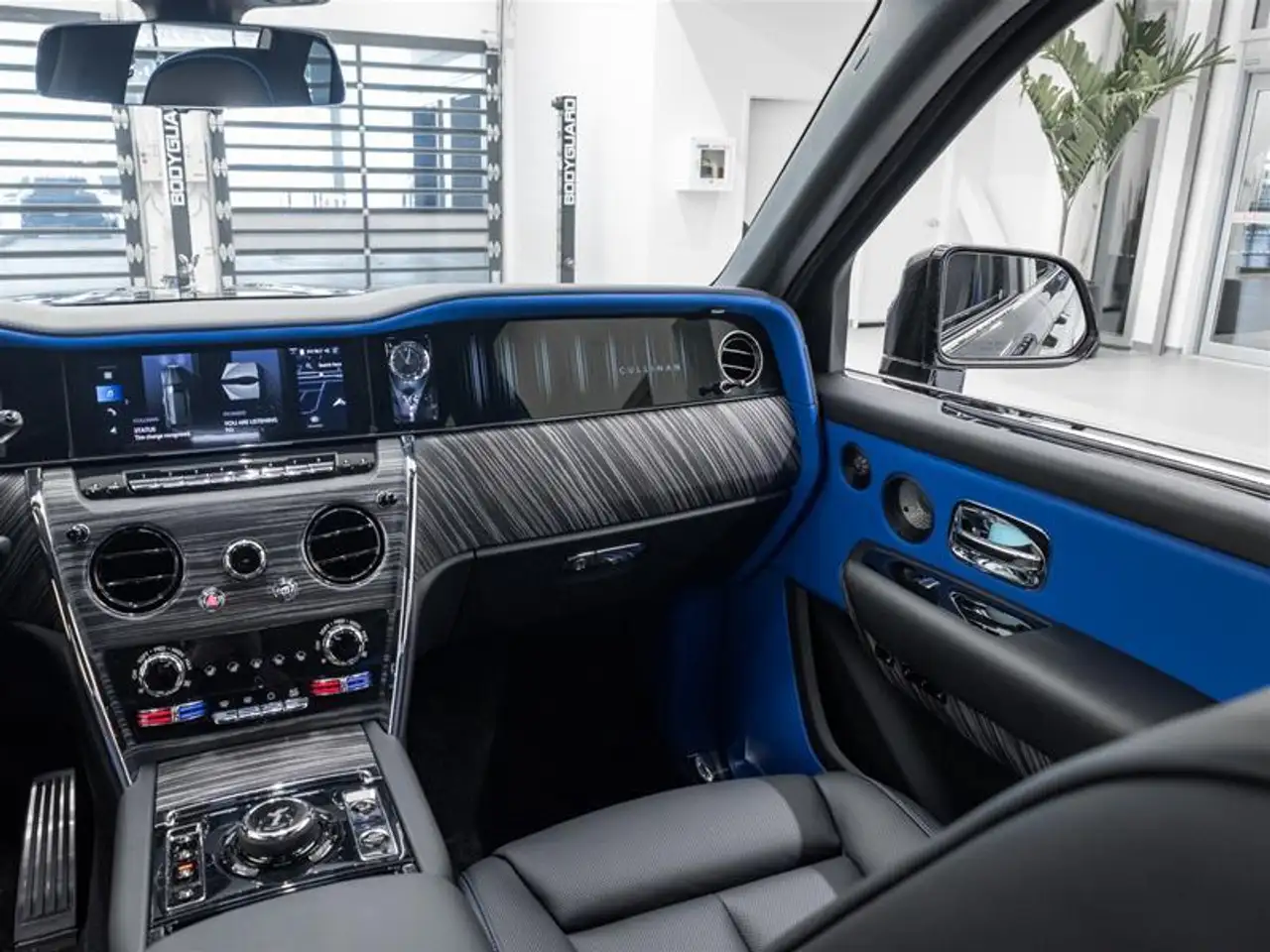 Rolls-Royce Cullinan снимка Rolls-Royce Cullinan