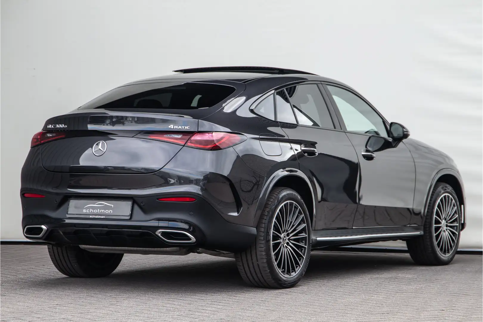 Mercedes-Benz GLC 300 Coupé 300e 4MATIC AMG Premium, Pano, Nightpack, Le Grijs - 2