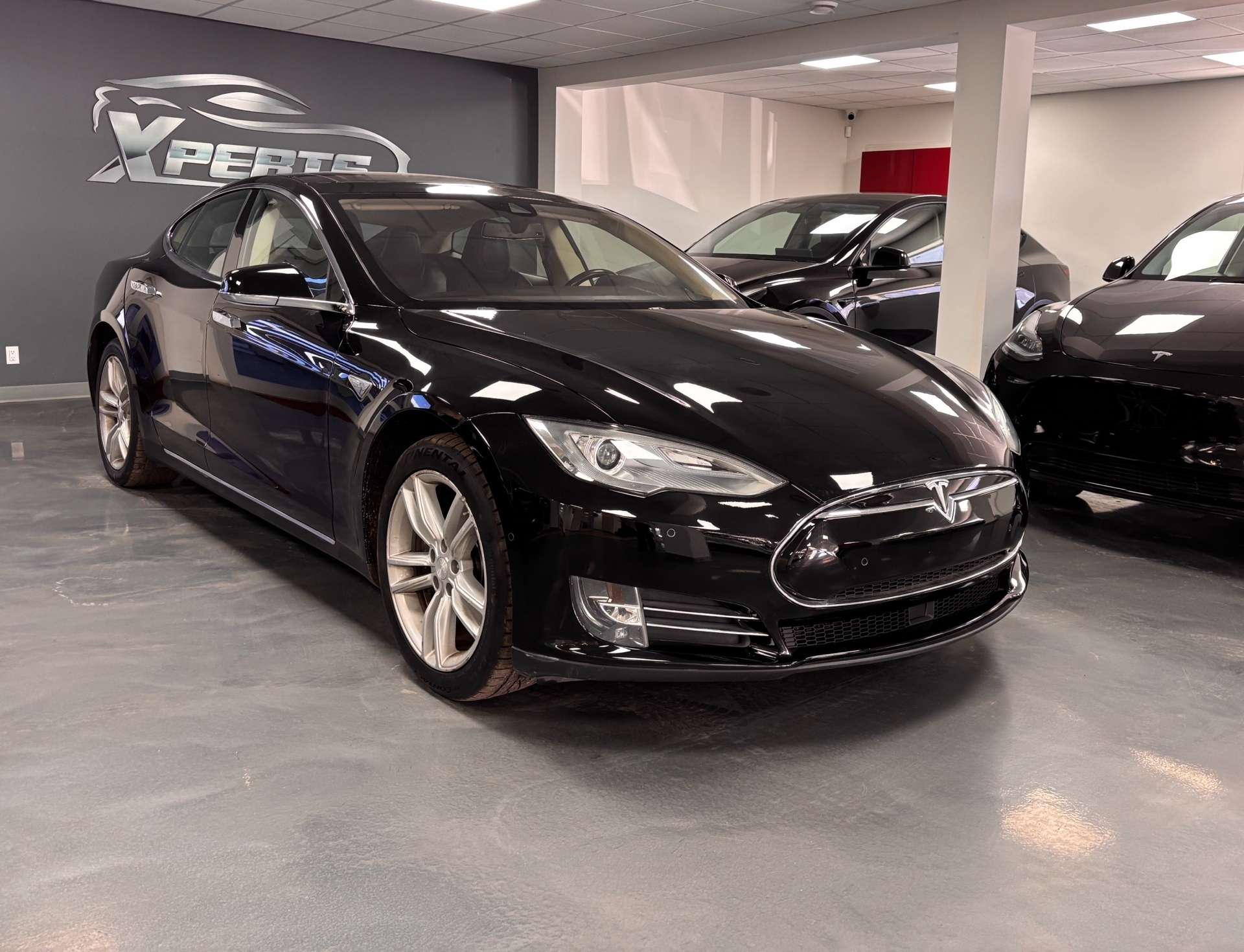 2014 Tesla Model S 85 RWD alt 2