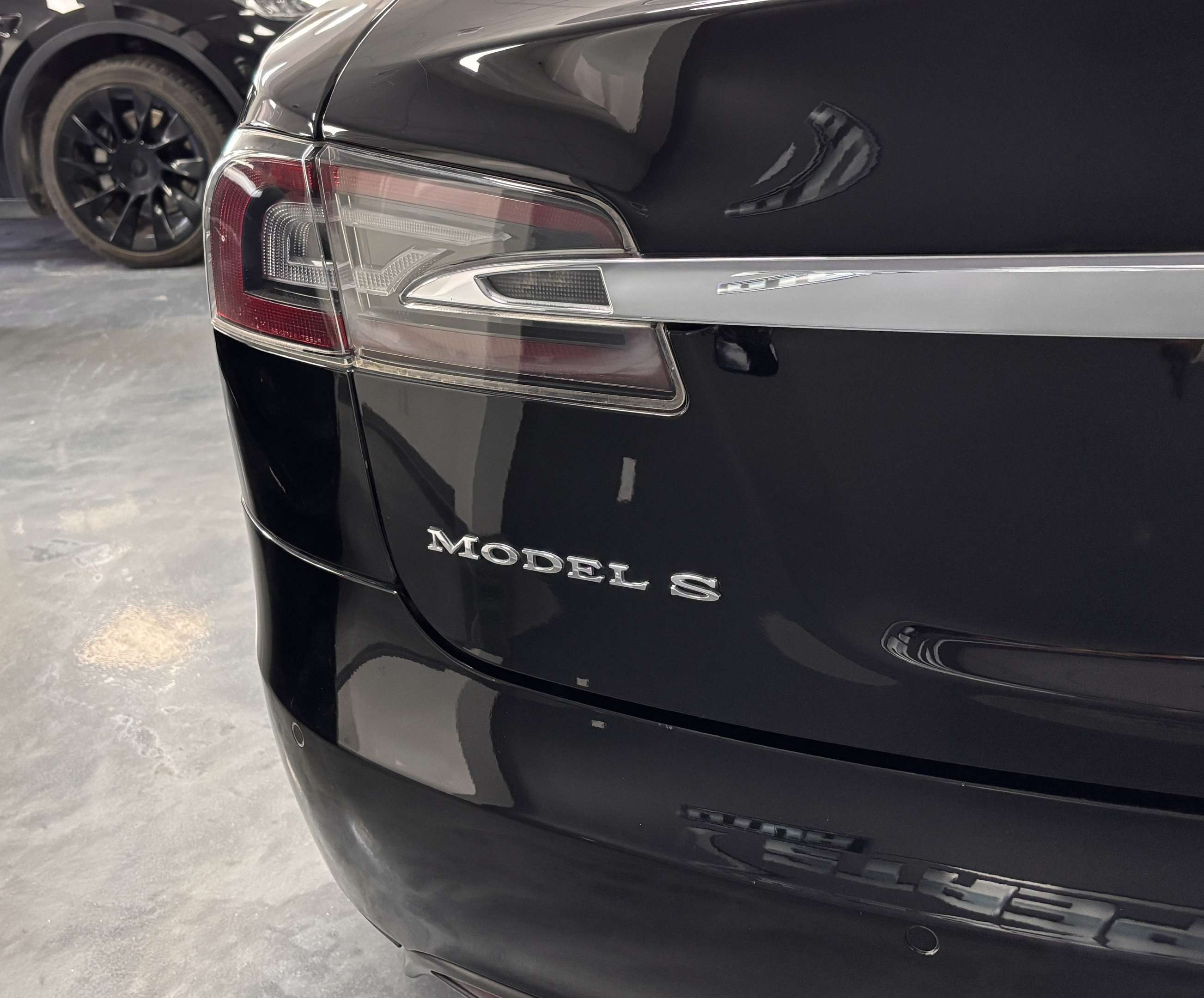 2014 Tesla Model S 85 RWD thumb 28