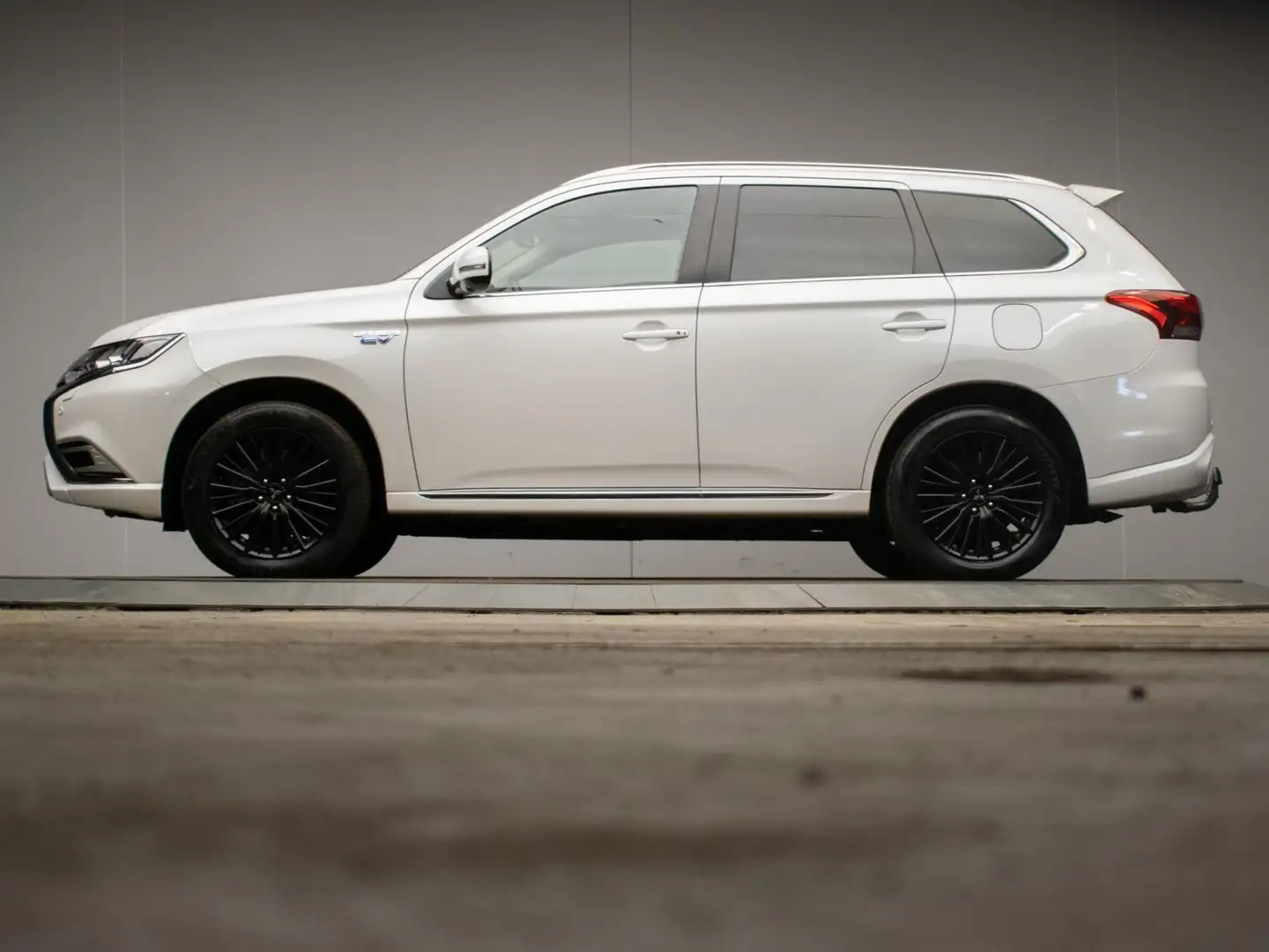 Mitsubishi Outlander 2.4 PHEV Instyle+ Sport (PANORAMADAK,APPLE CARPLAY Bianco - 1