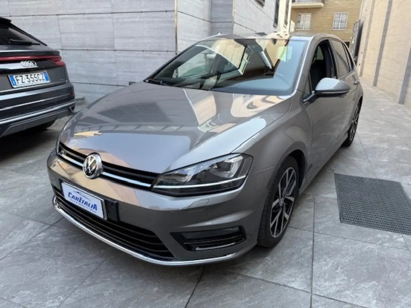 Volkswagen Golf 2.0 TDI 5p.  BlueMotion Technology R-LINE Gris - 1