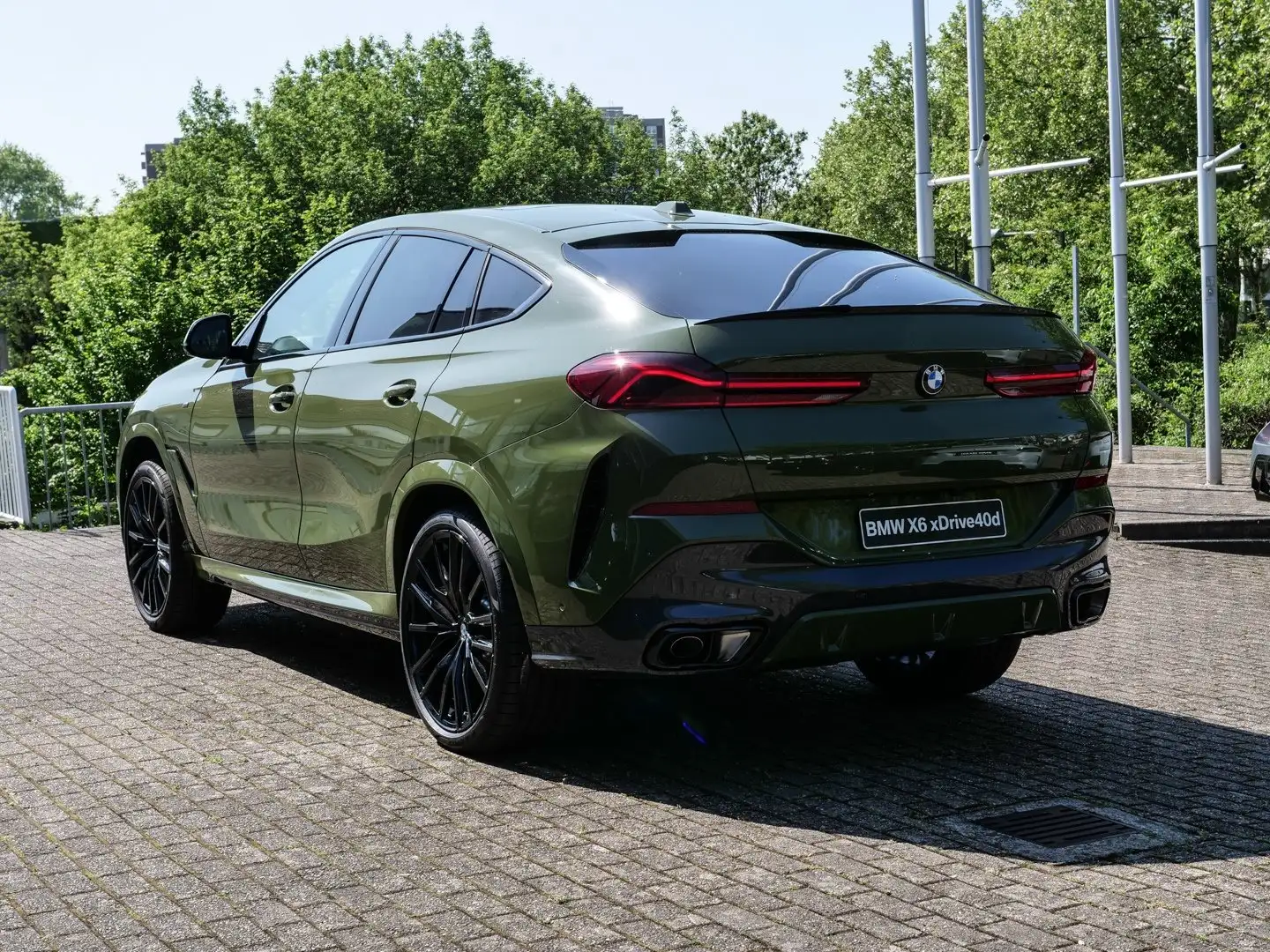 BMW X6 xDrive40d Indiv.  M Sport + PanoSkyLo. + B/W + AHK Зелений - 2