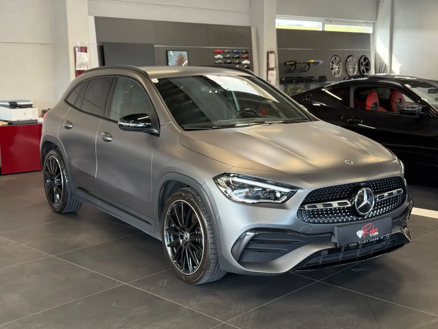 Mercedes-Benz GLA 200 d Aut. AMG *Sonderlack Designo* Grau - 2