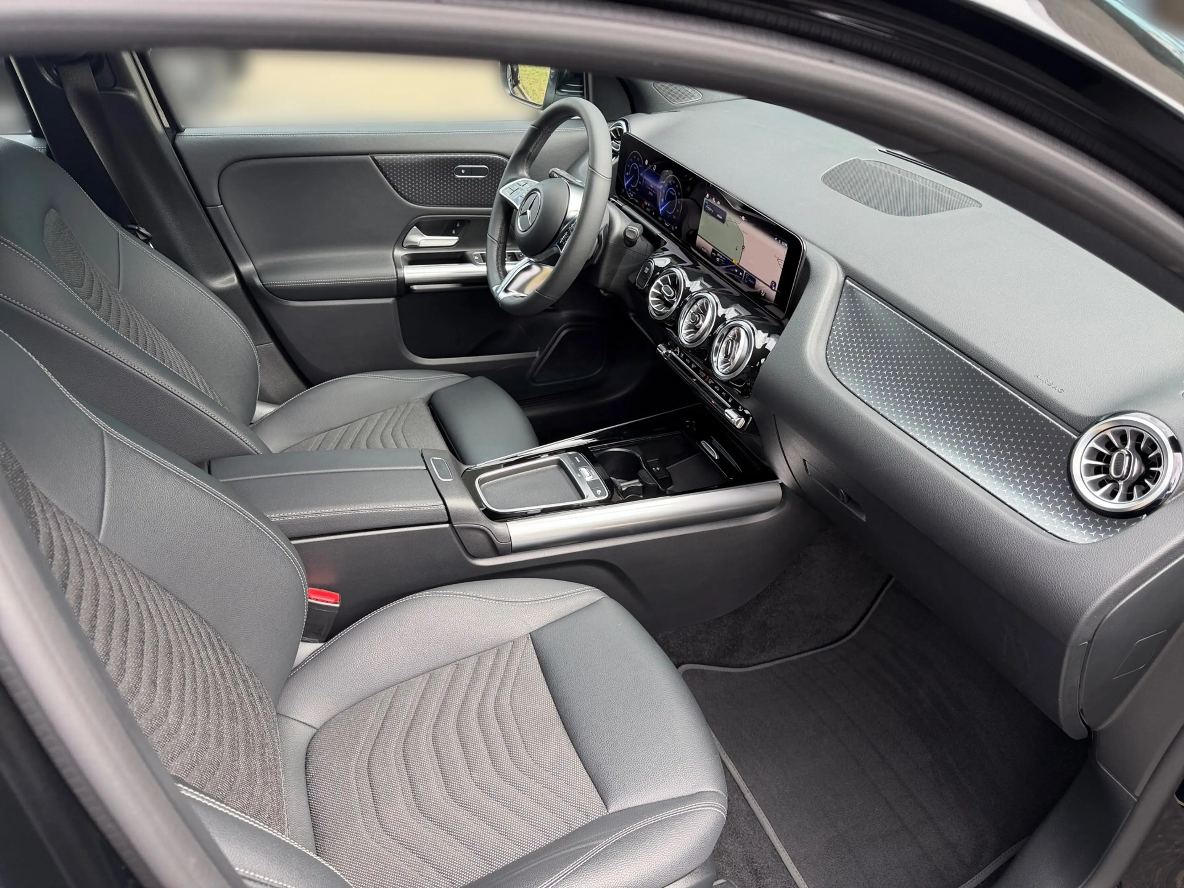 Mercedes-Benz EQA 250 + Progressive Adv.+SHZ+Kam+LED+Navi+PTS+ — photo 10