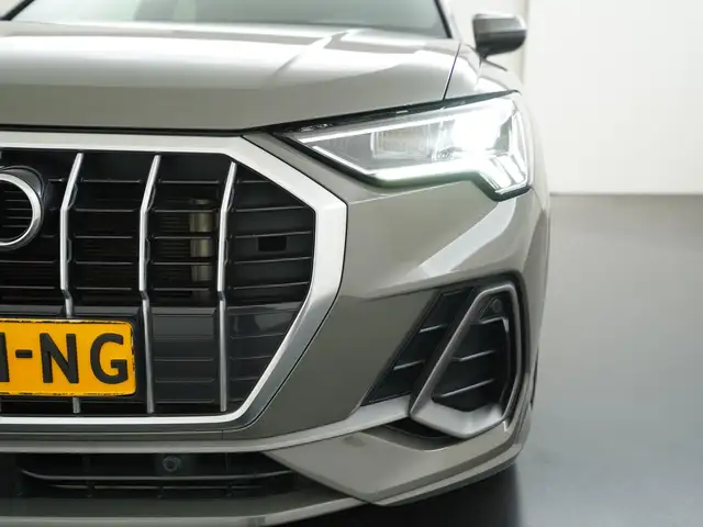Audi Q3 view 26